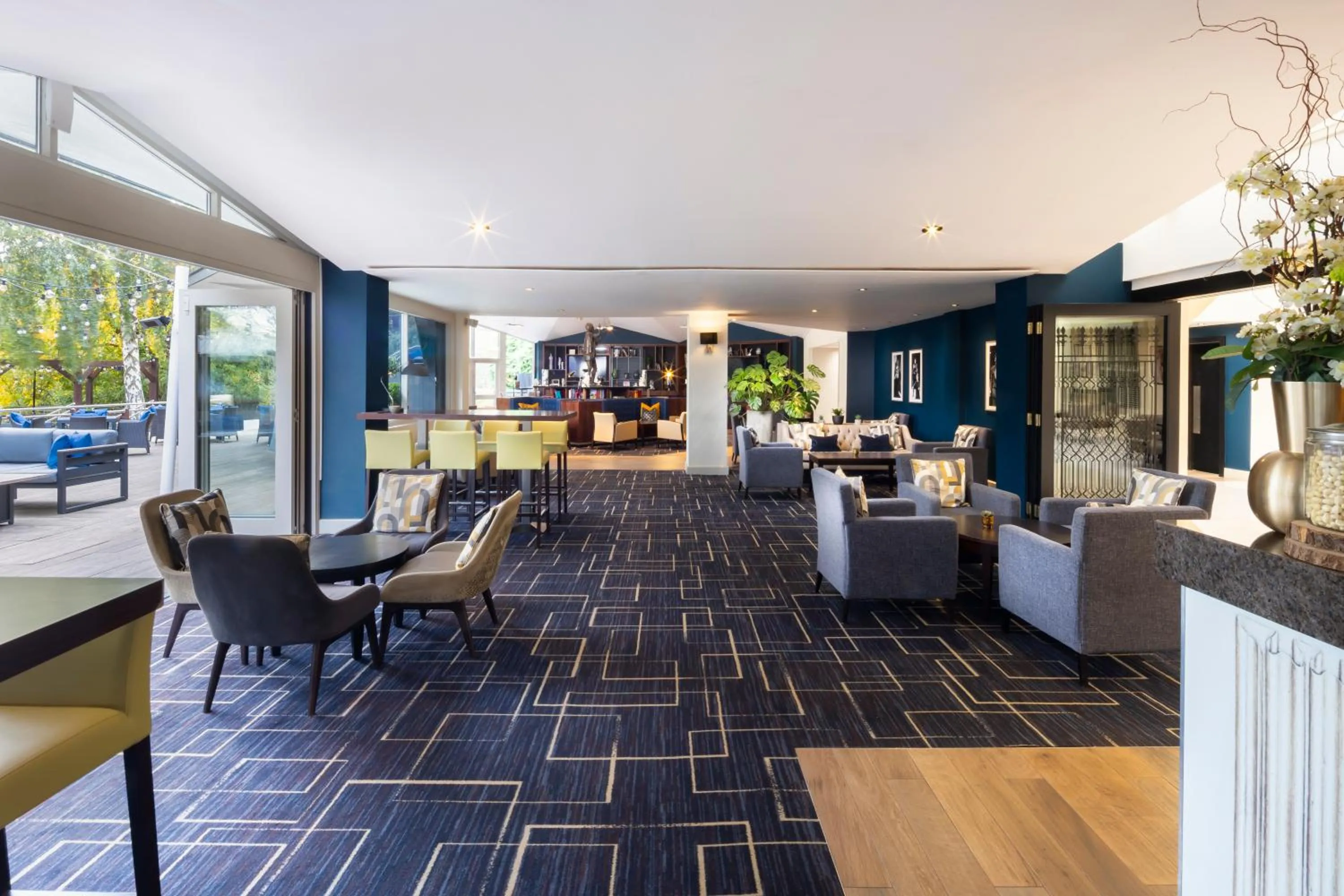 Lounge or bar in Crowne Plaza Stratford-upon-Avon by IHG