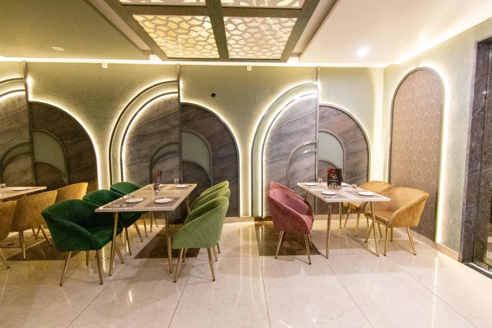 Restaurant/places to eat in Hotel 7 PM