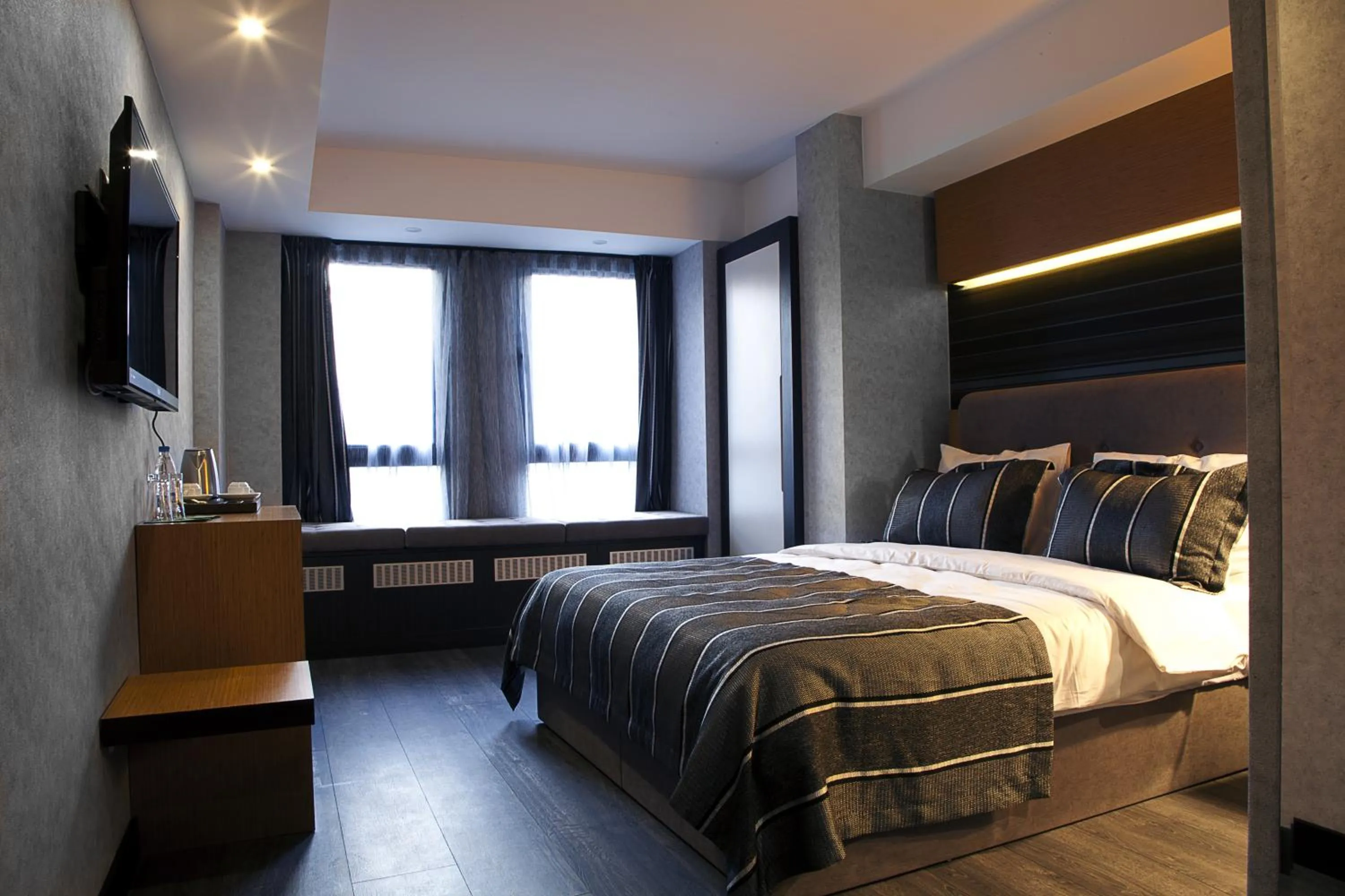 Photo of the whole room in The Black Hotel