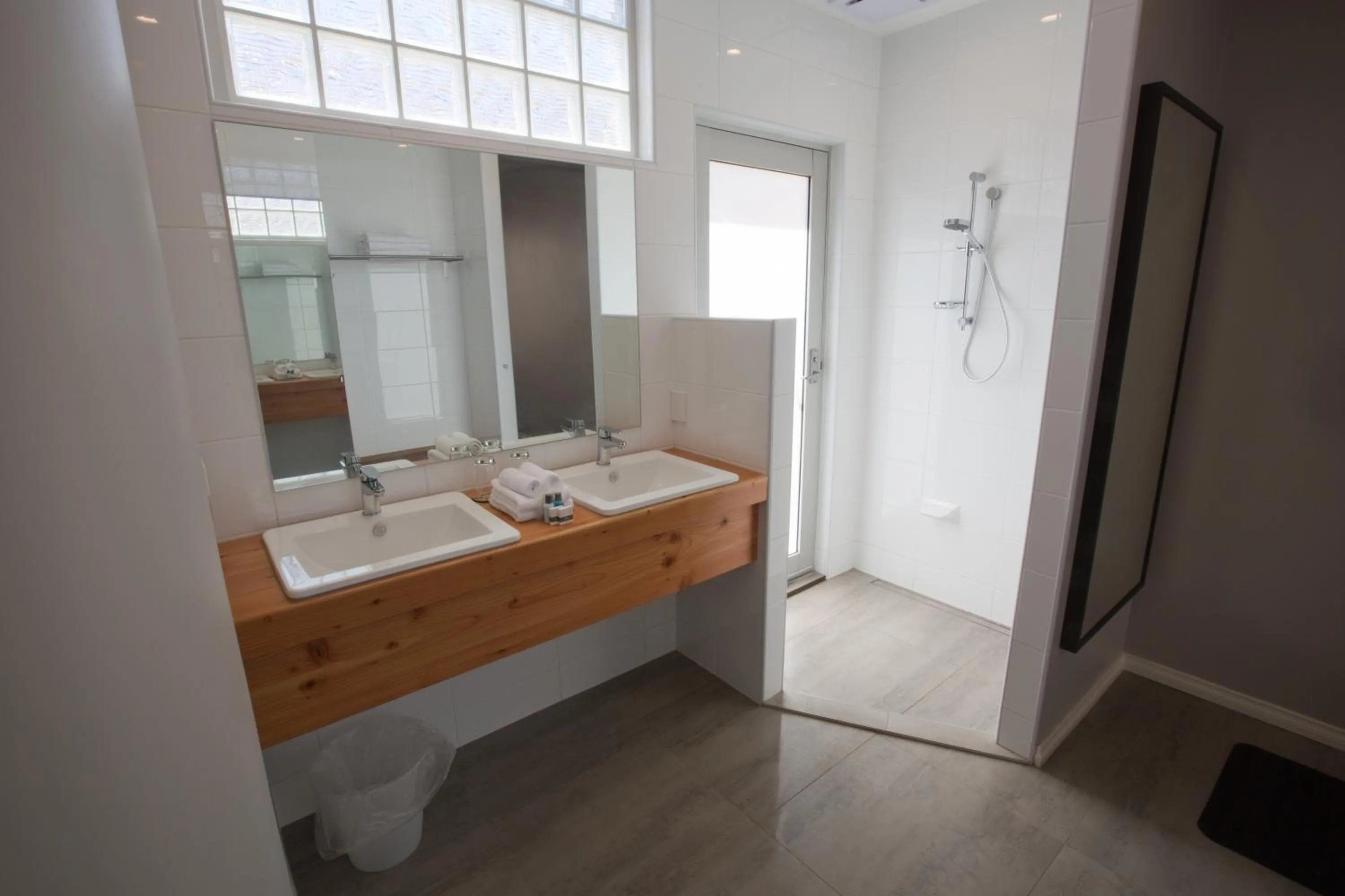 Shower in Maand Up Fremantle