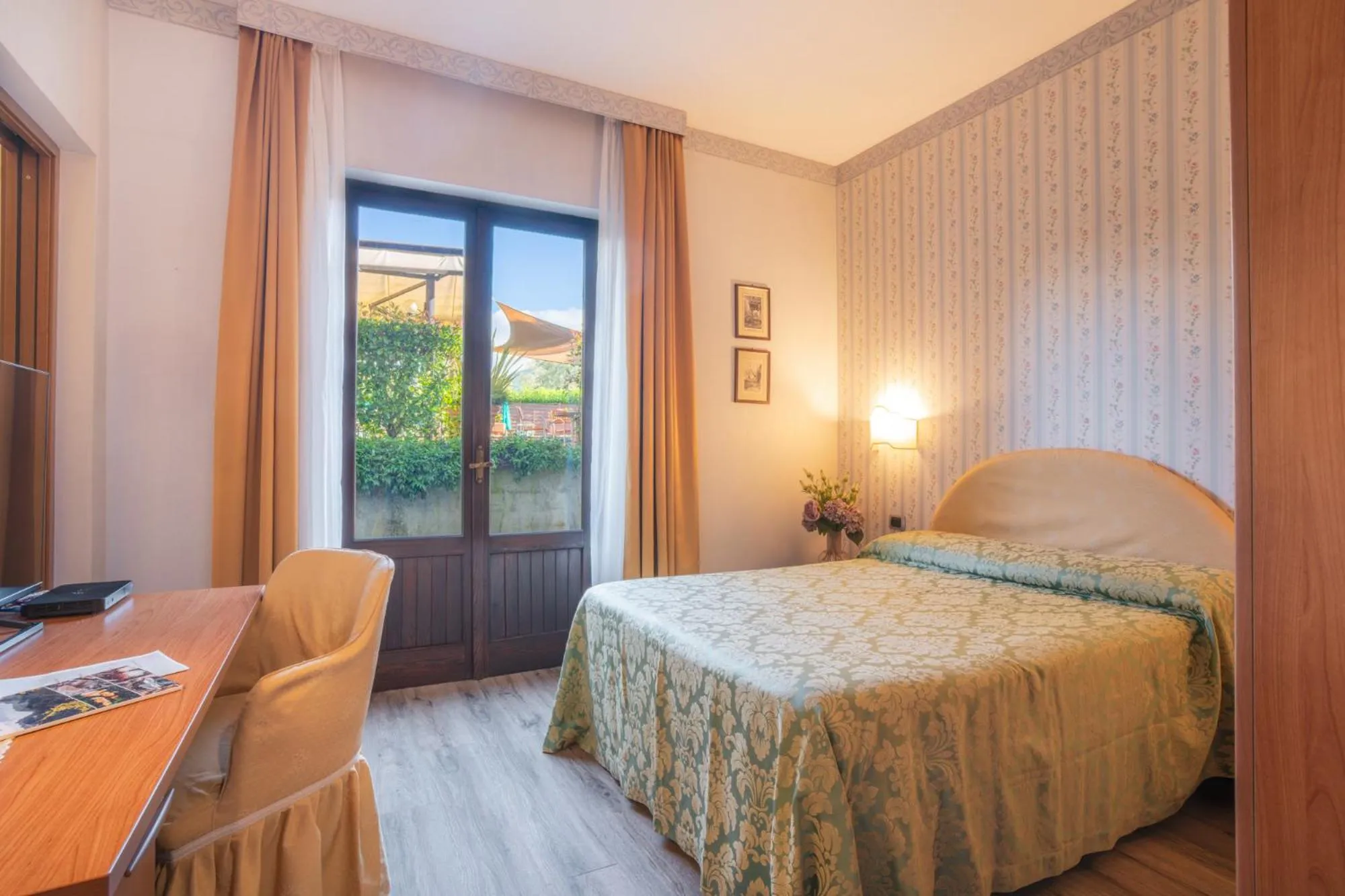 Bed in Hotel Ristorante La Lanterna