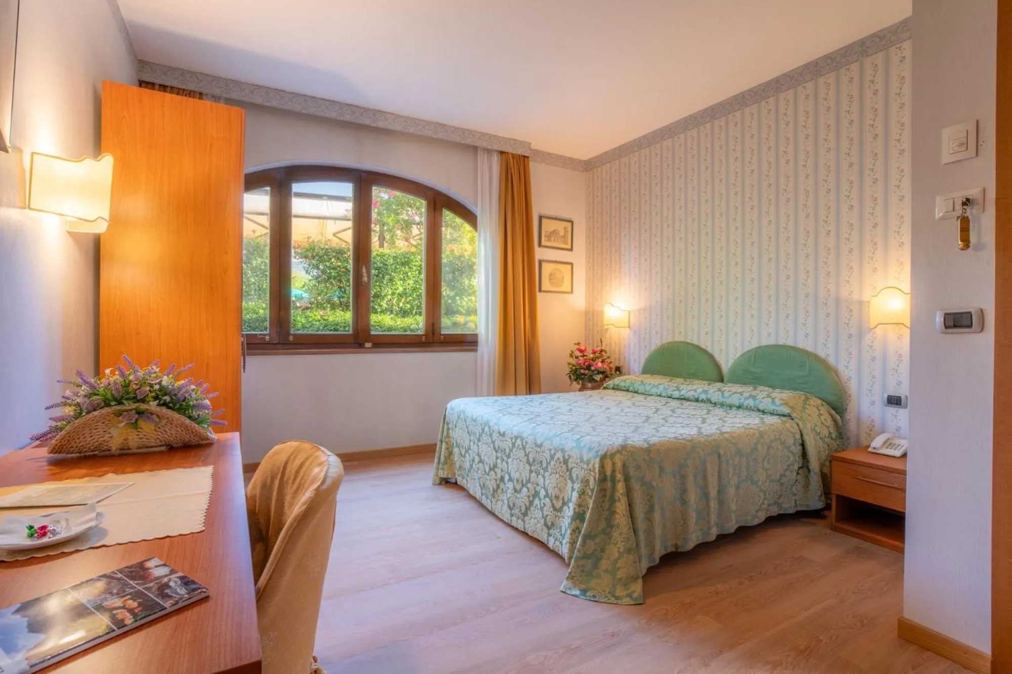 Property building, Bed in Hotel Ristorante La Lanterna