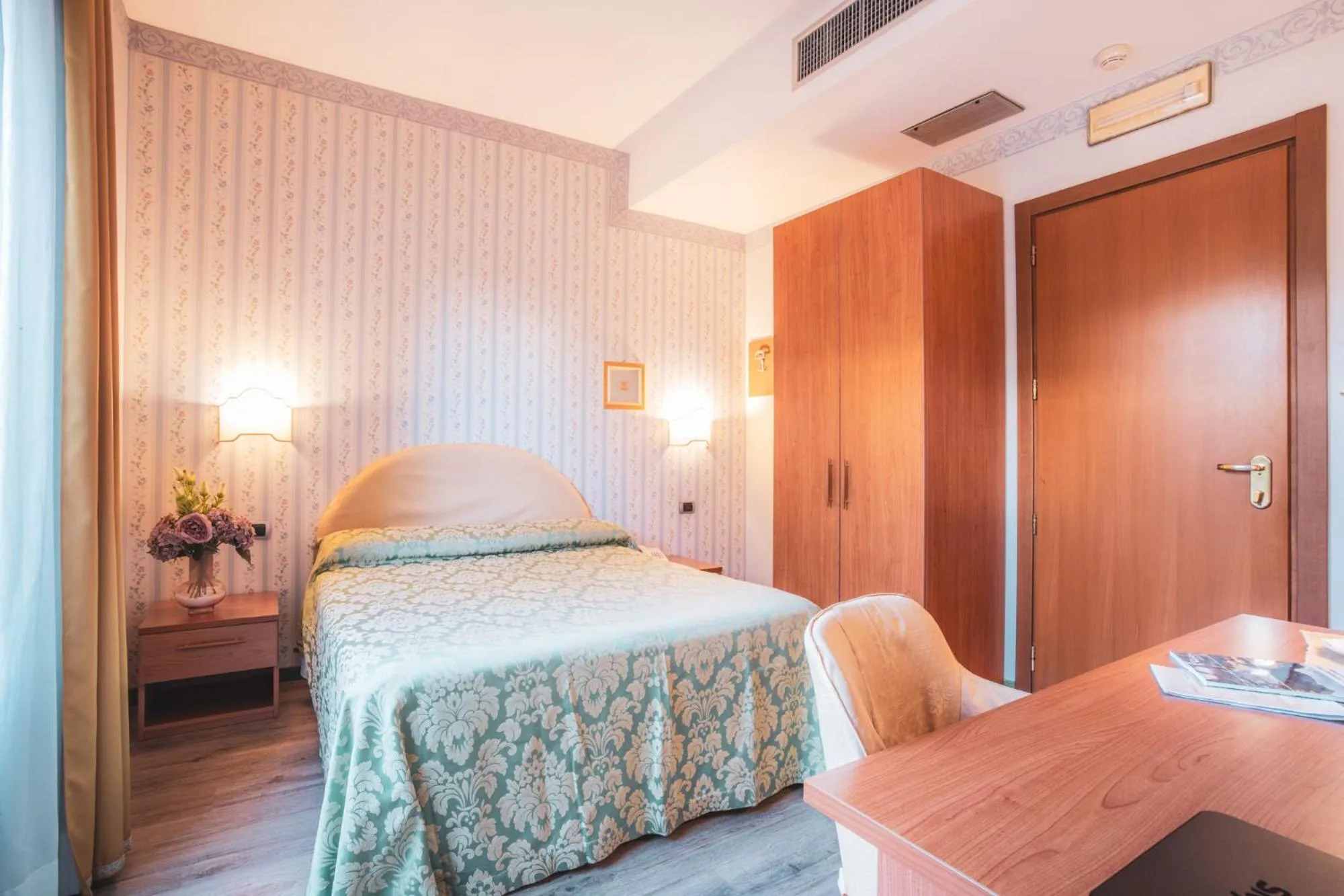 towels, Bed in Hotel Ristorante La Lanterna