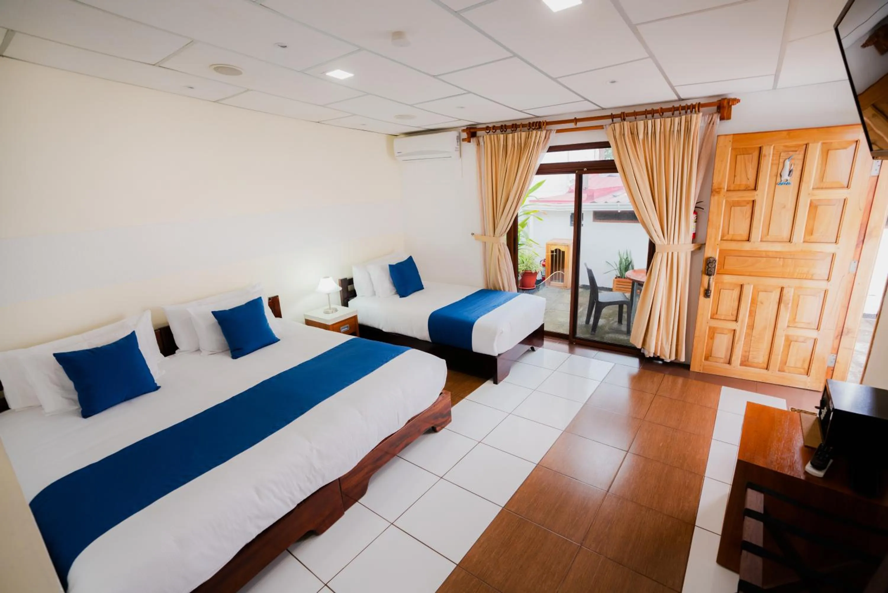 Photo of the whole room, Bed in Hotel Palace Galapagos