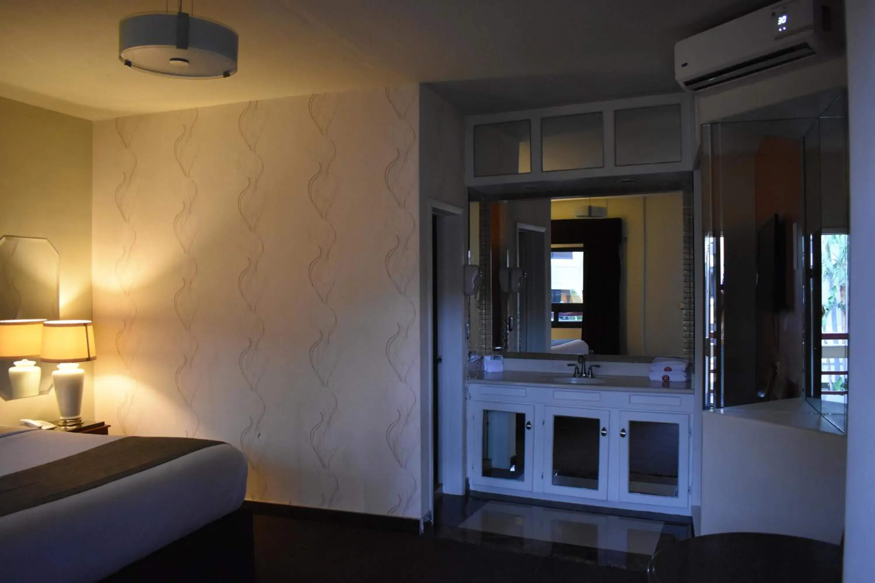 Standard Queen Room in Hotel Frontiere Tijuana Standard Queen Room in Hotel Frontiere Tijuana