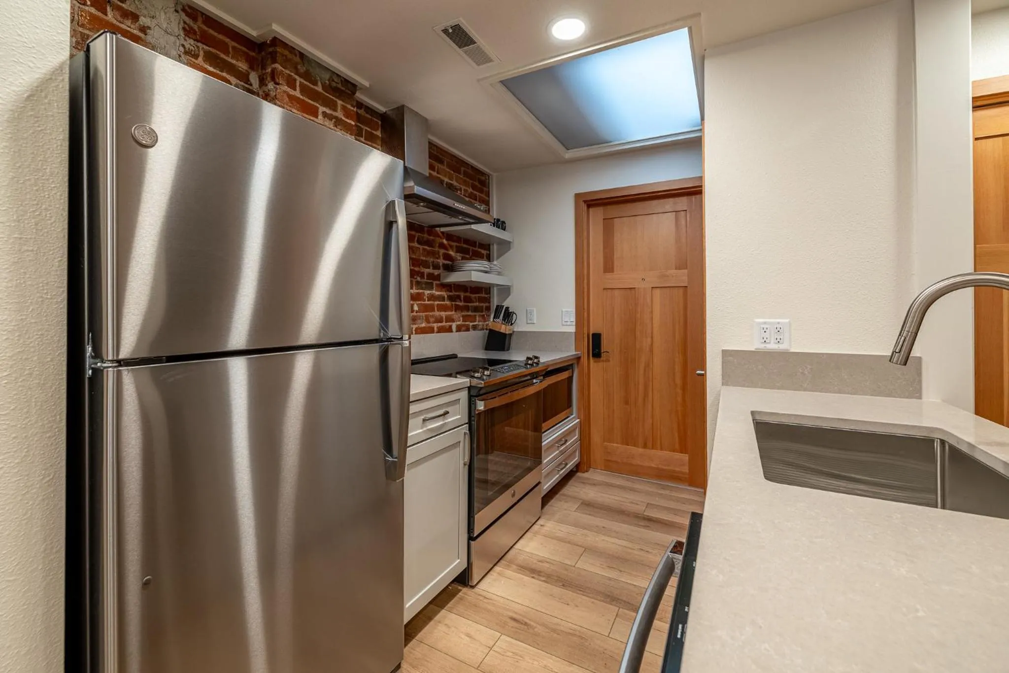 Kitchen or kitchenette in Bavarian Lodge Suites