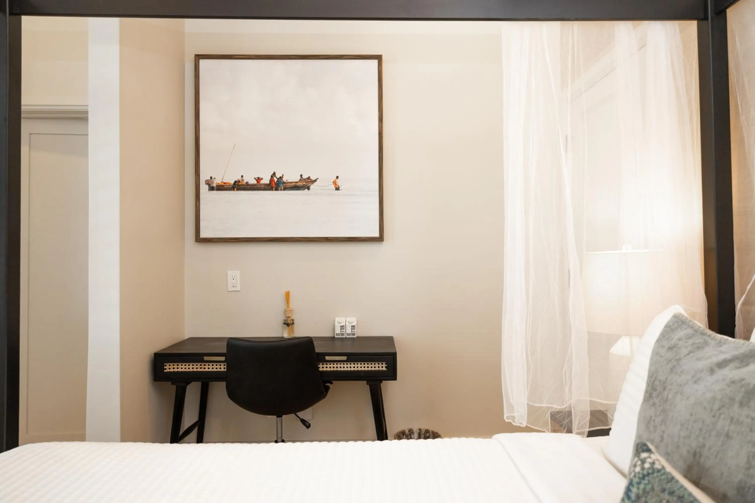 Seating area, Bed in The Key West Hotel