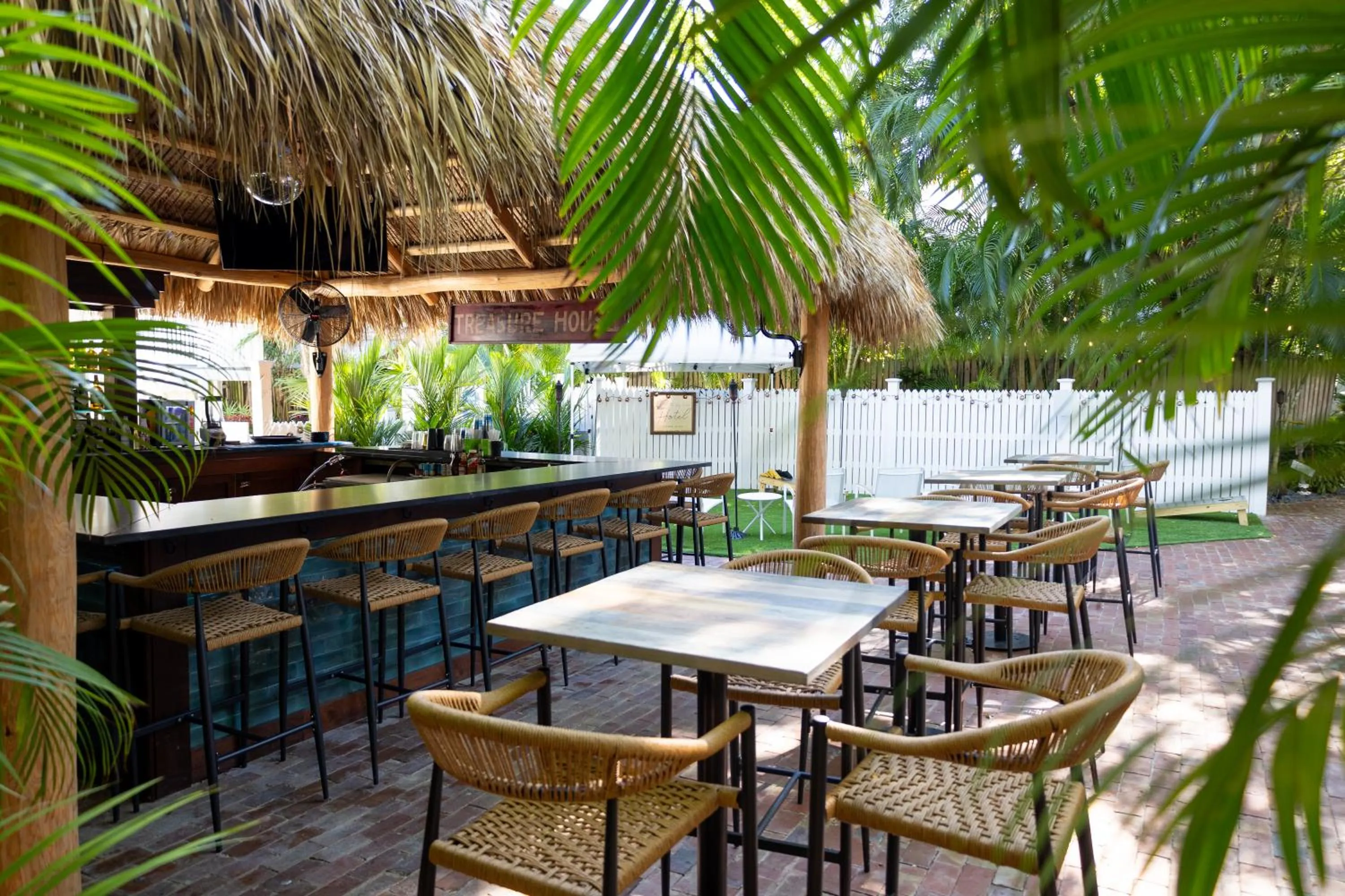 Lounge or bar in The Key West Hotel