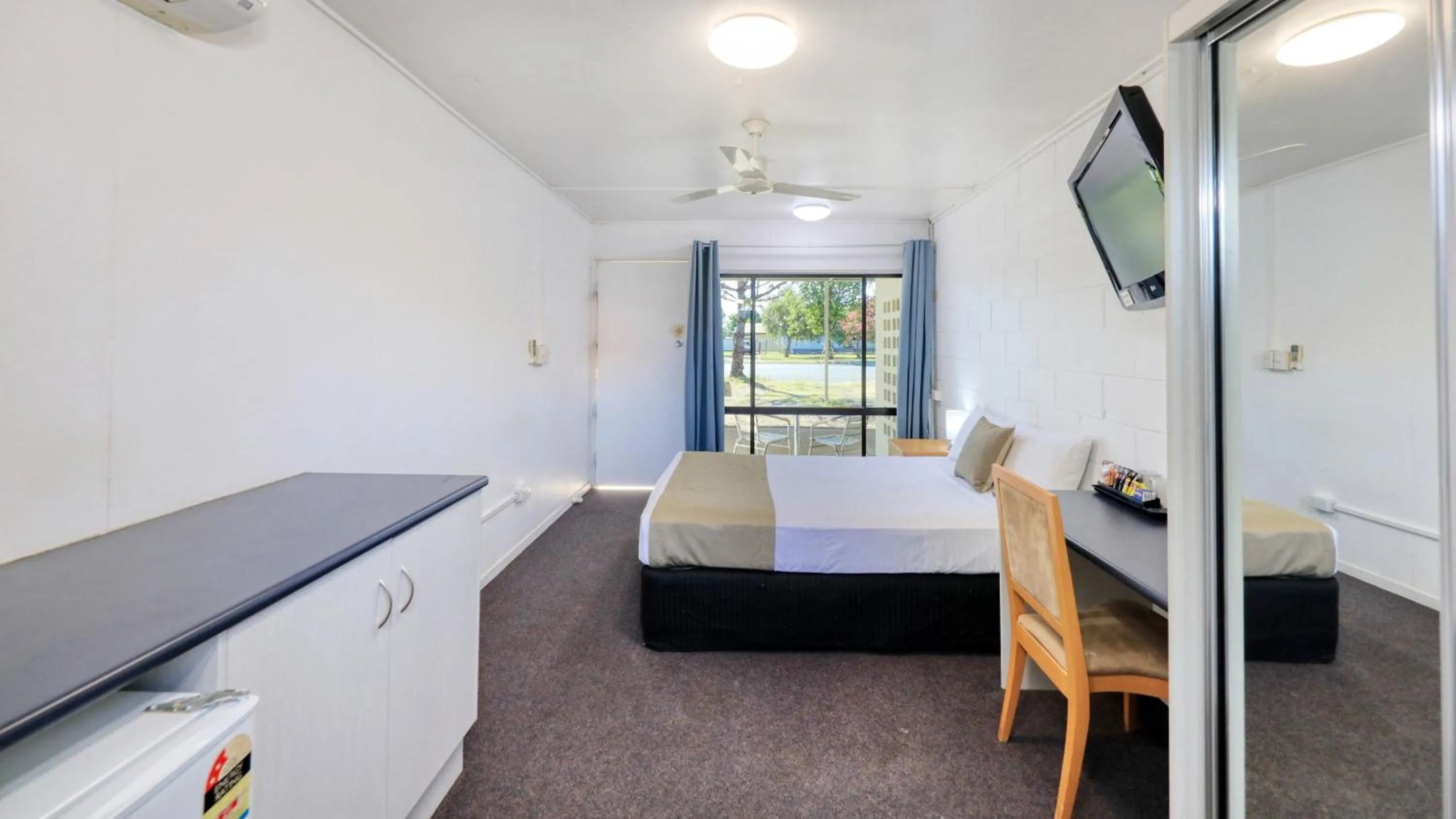 Bed in Capella Coach Inn