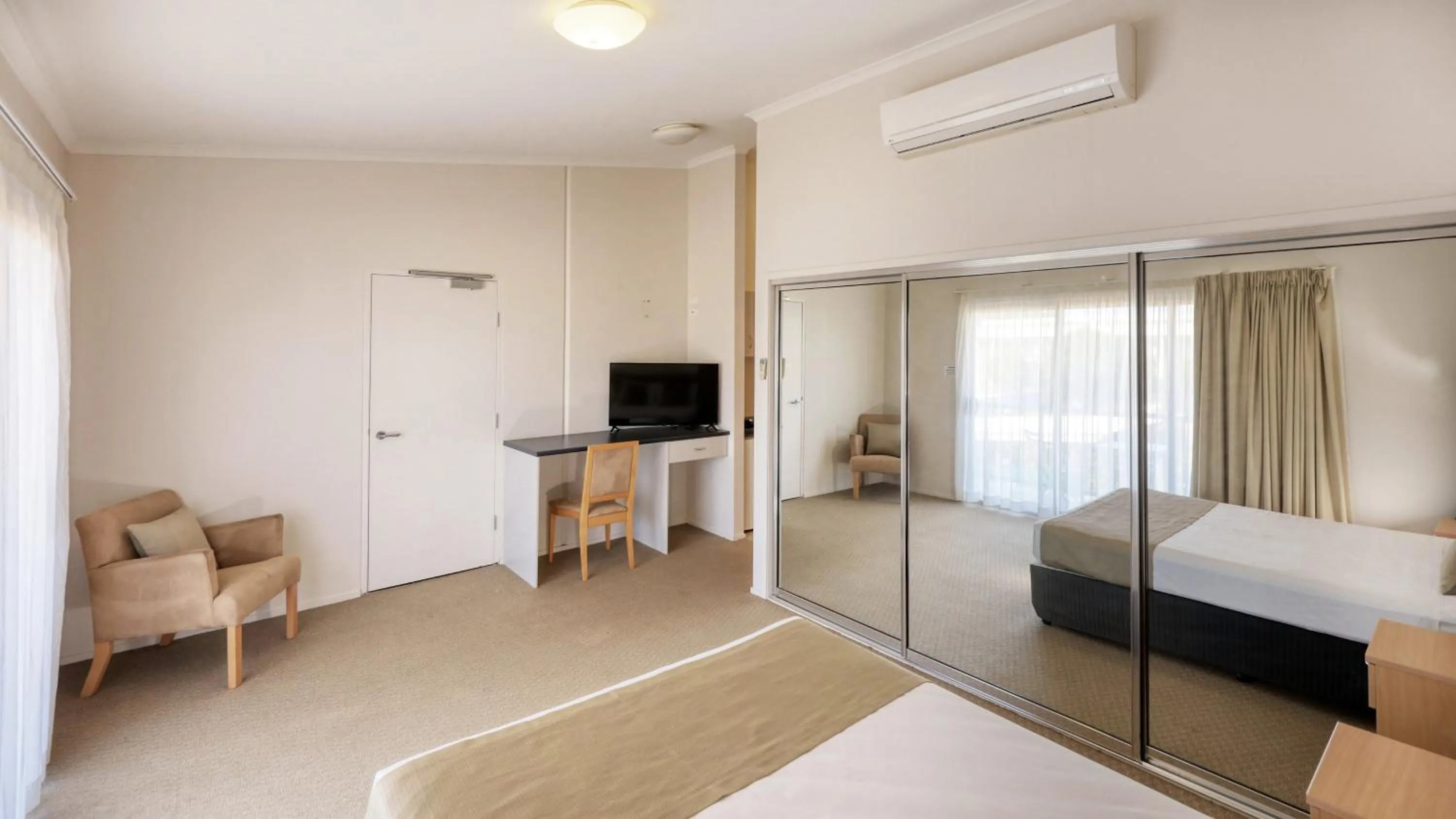 Bed in Capella Coach Inn