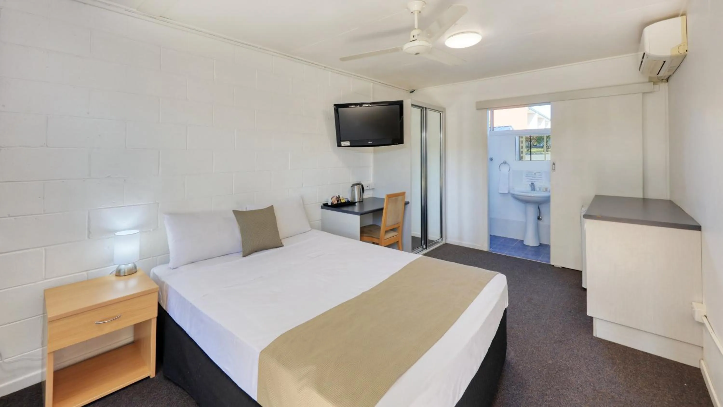 Bed in Capella Coach Inn