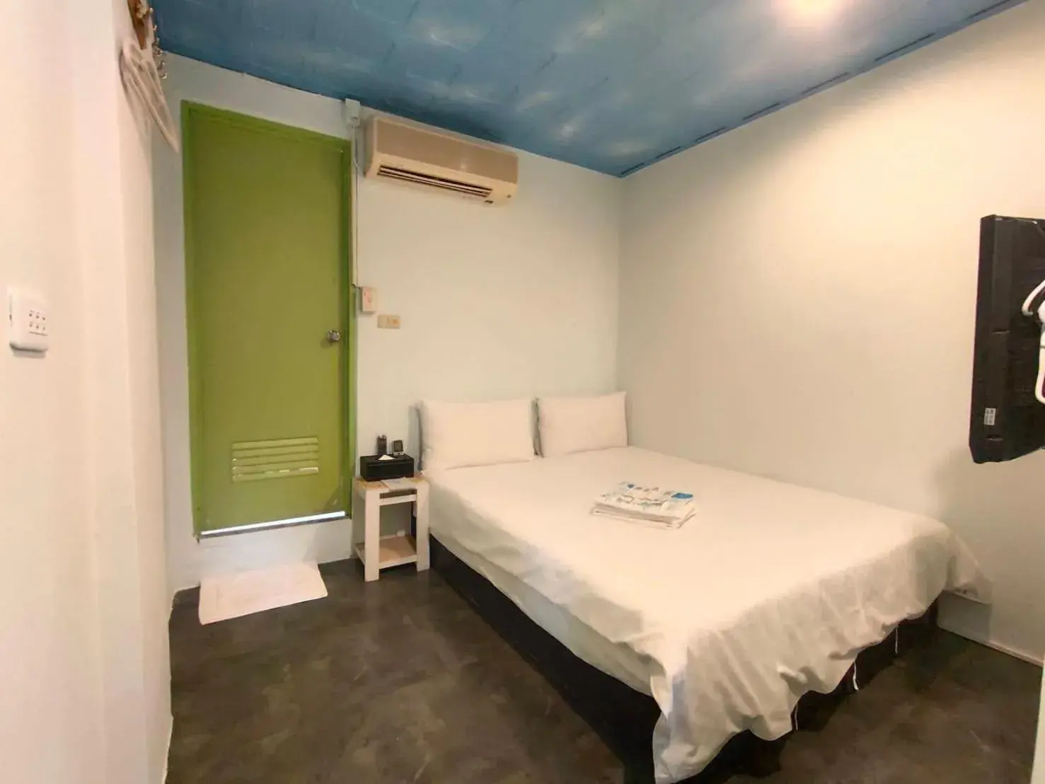 Small Double Room without Window (Window in Bathroom) in 藍天白雲民宿Lantian Baiyun - 證號 112 -English welcome Small Double Room without Window (Window in Bathroom) in 藍天白雲民宿Lantian Baiyun - 證號 112 -English welcome