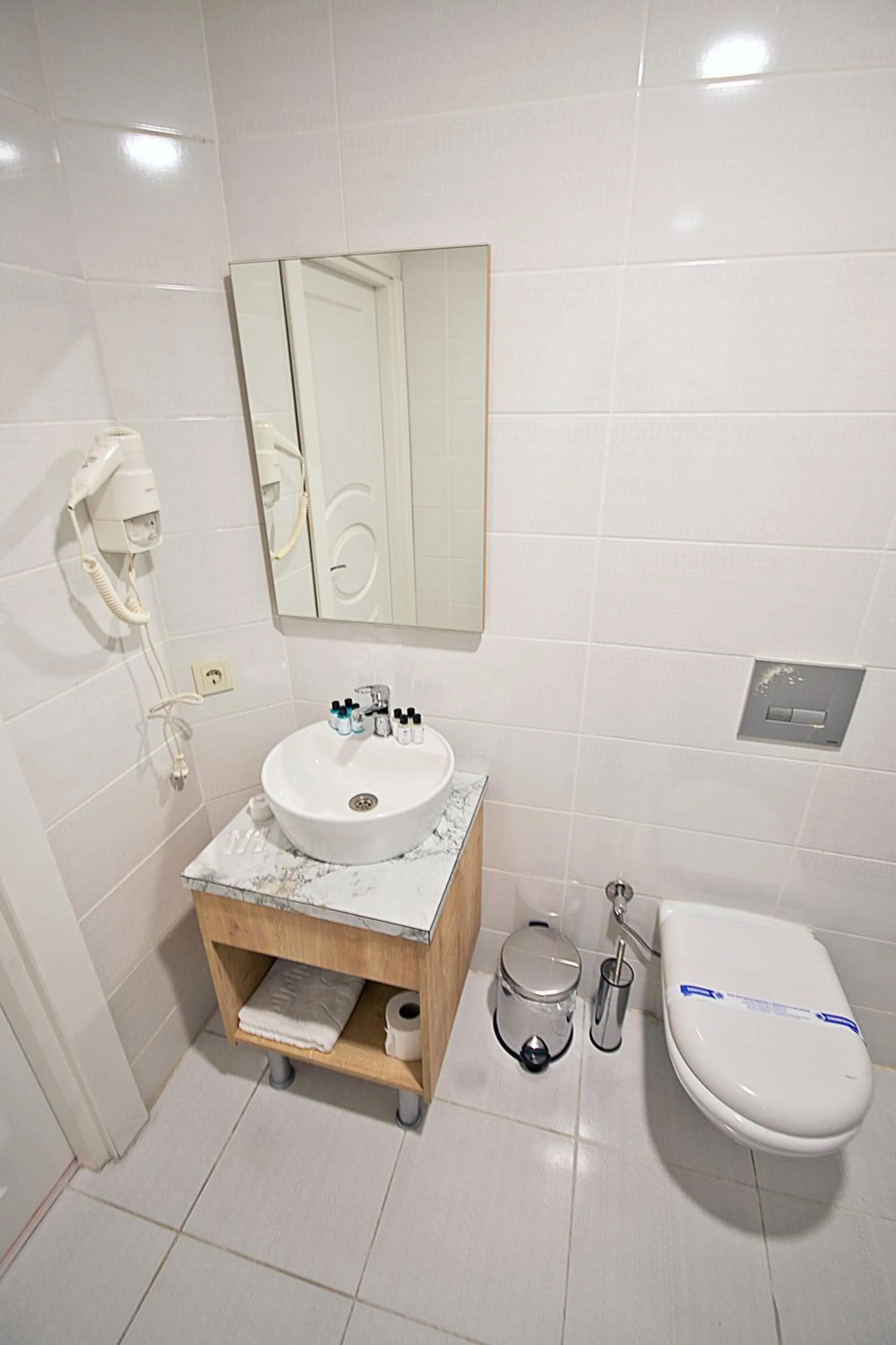 Toilet in Lion City Hotel