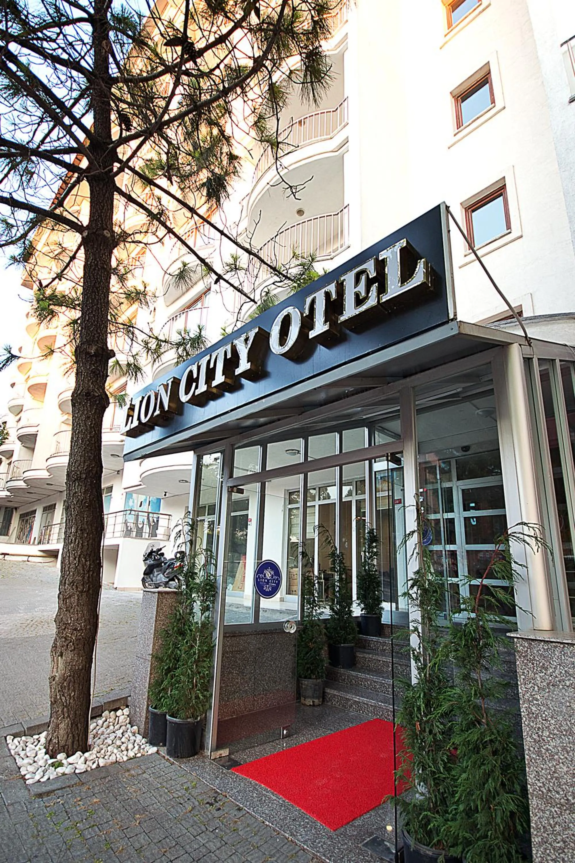Facade/entrance in Lion City Hotel