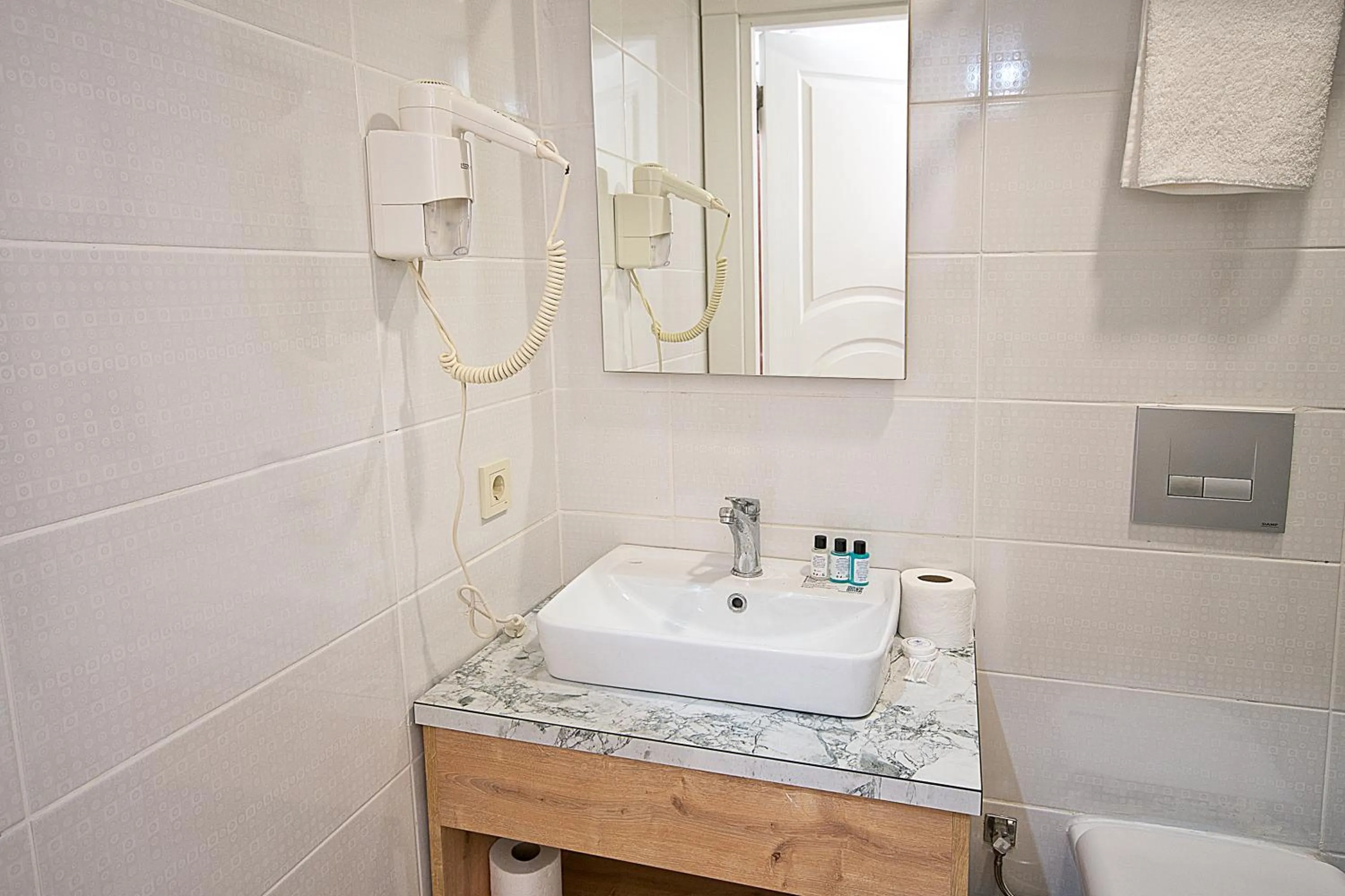 Toilet in Lion City Hotel