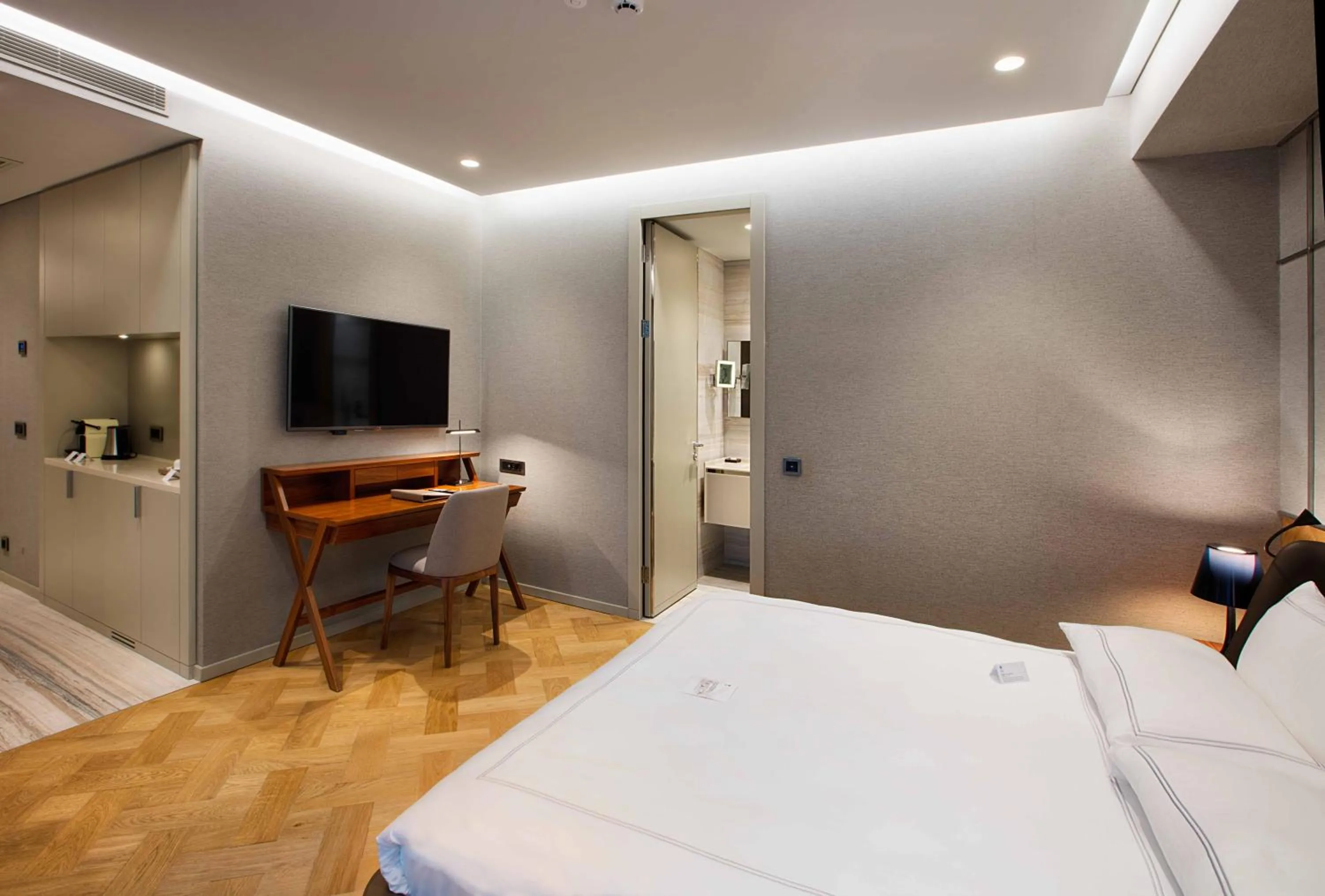 Toilet, Bed in Fer Hotel