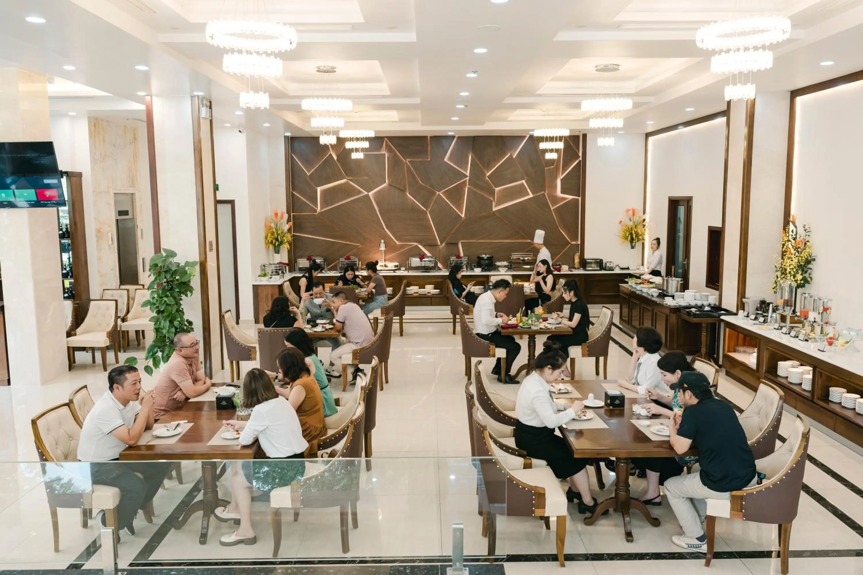 Restaurant/places to eat in Menrva Hotel