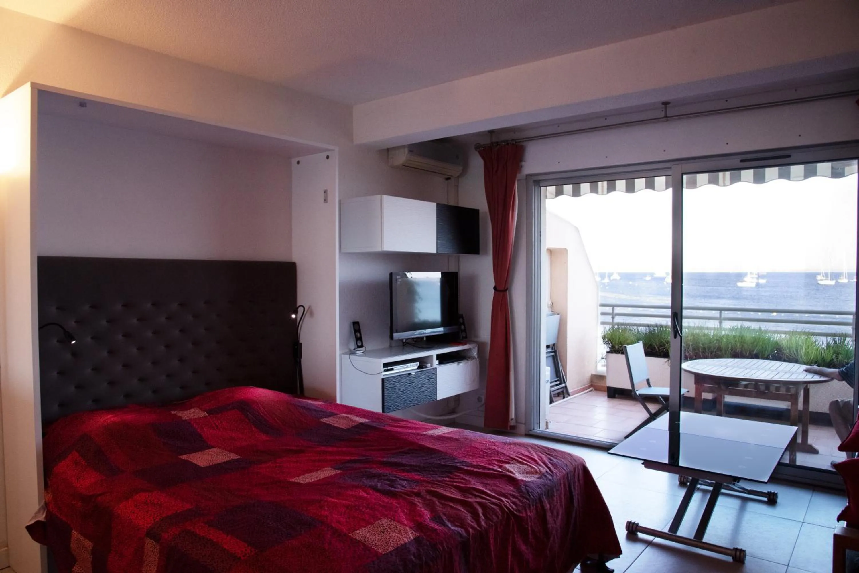 Living room, Bed in Résidence Bona vue mer panoramique