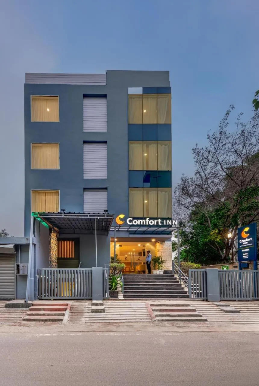 Facade/entrance in Comfort Inn Grand, Kaushambi