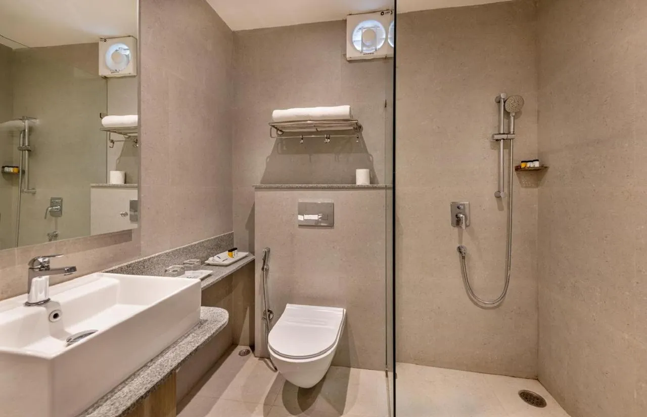 Bathroom in Comfort Inn Grand, Kaushambi