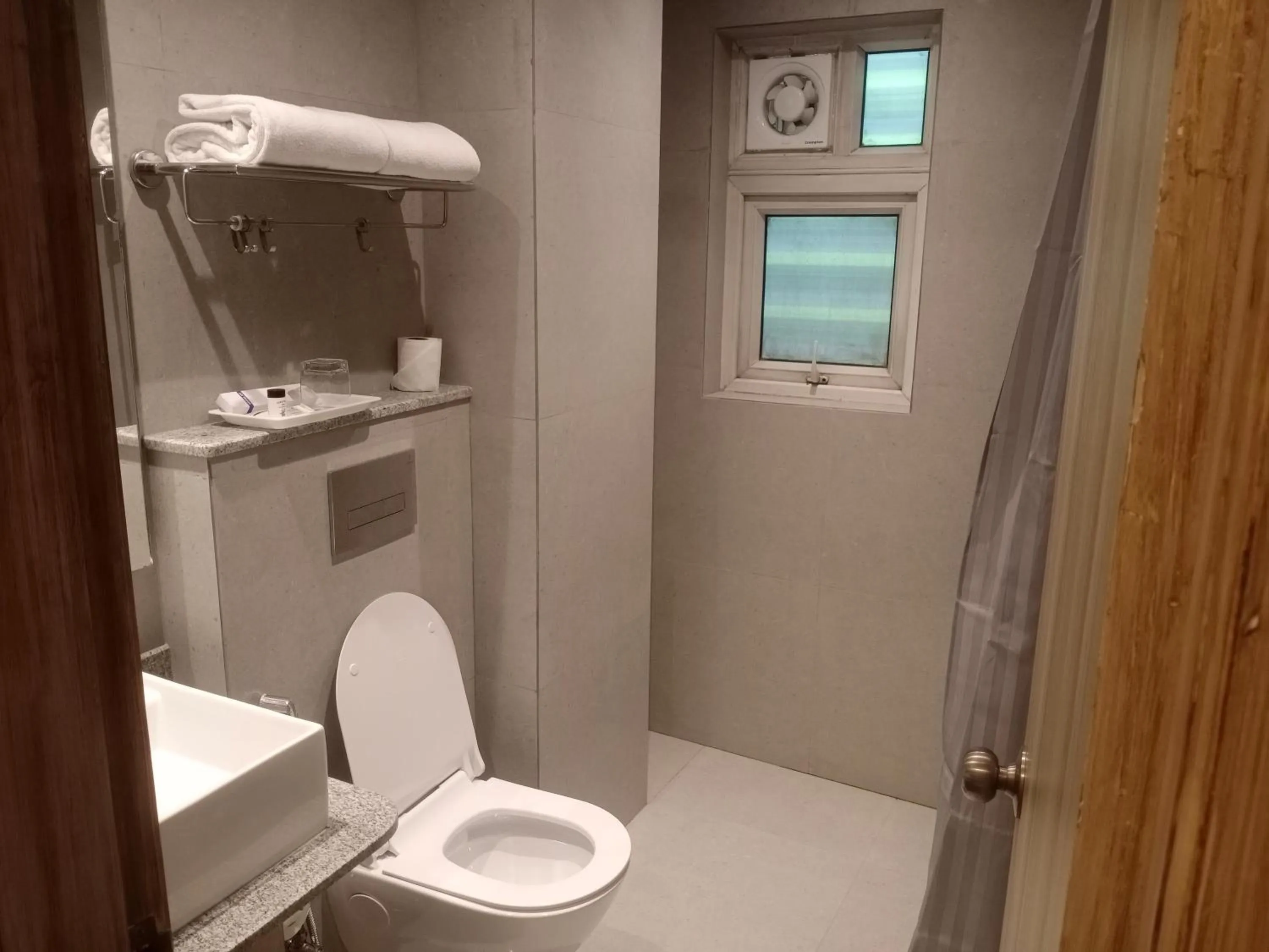 Toilet in Comfort Inn Grand, Kaushambi