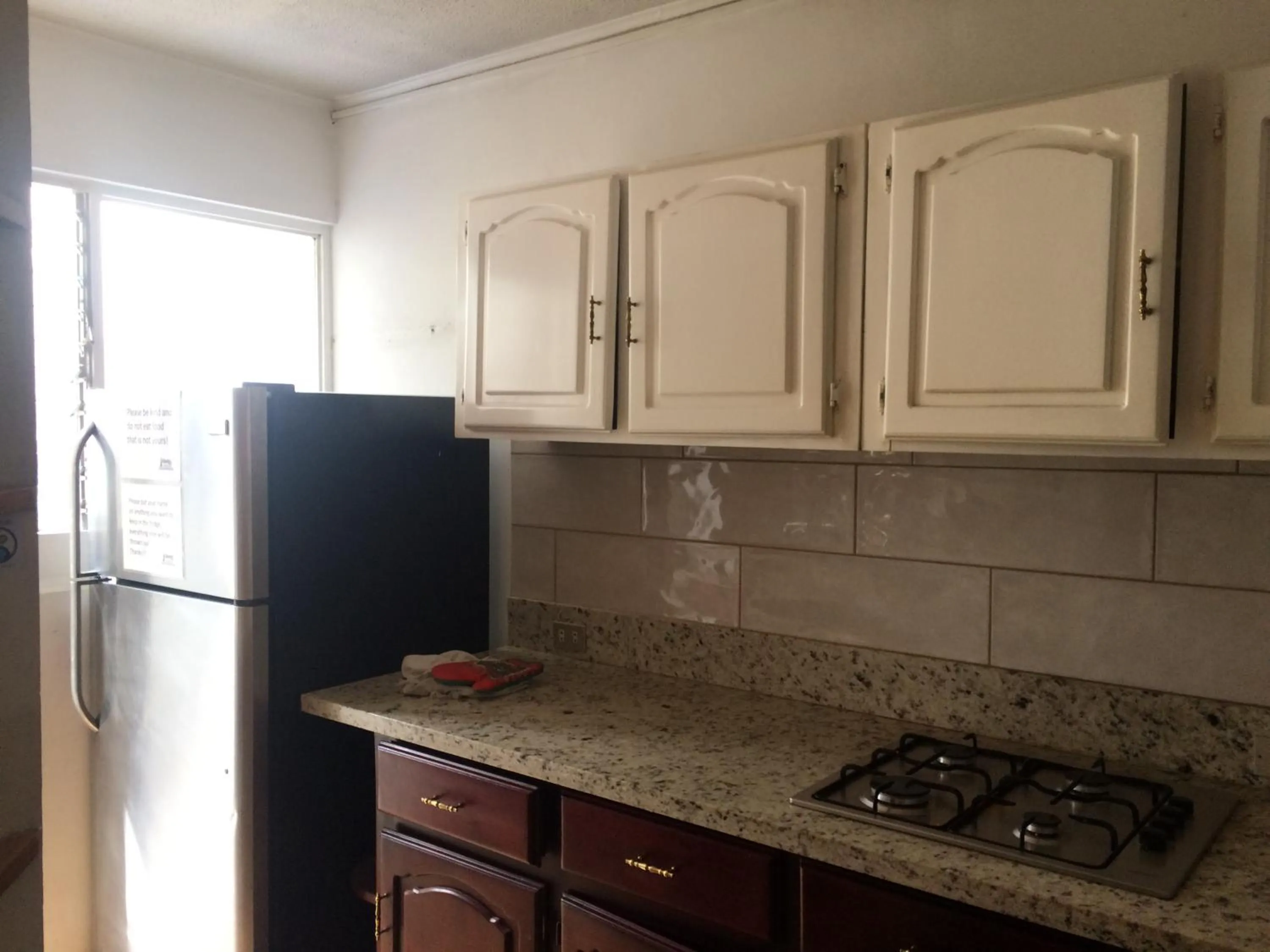 Kitchen or kitchenette in Gaudy's Hotel