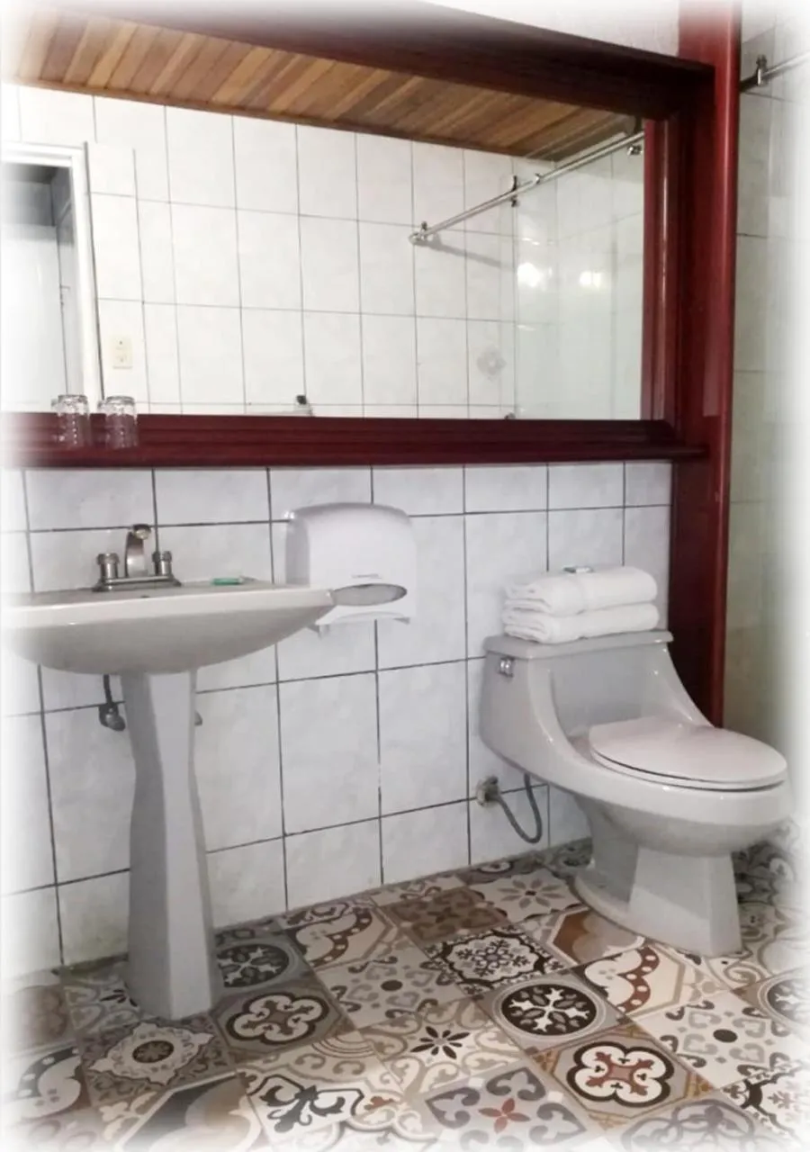 Bathroom in Gaudy's Hotel