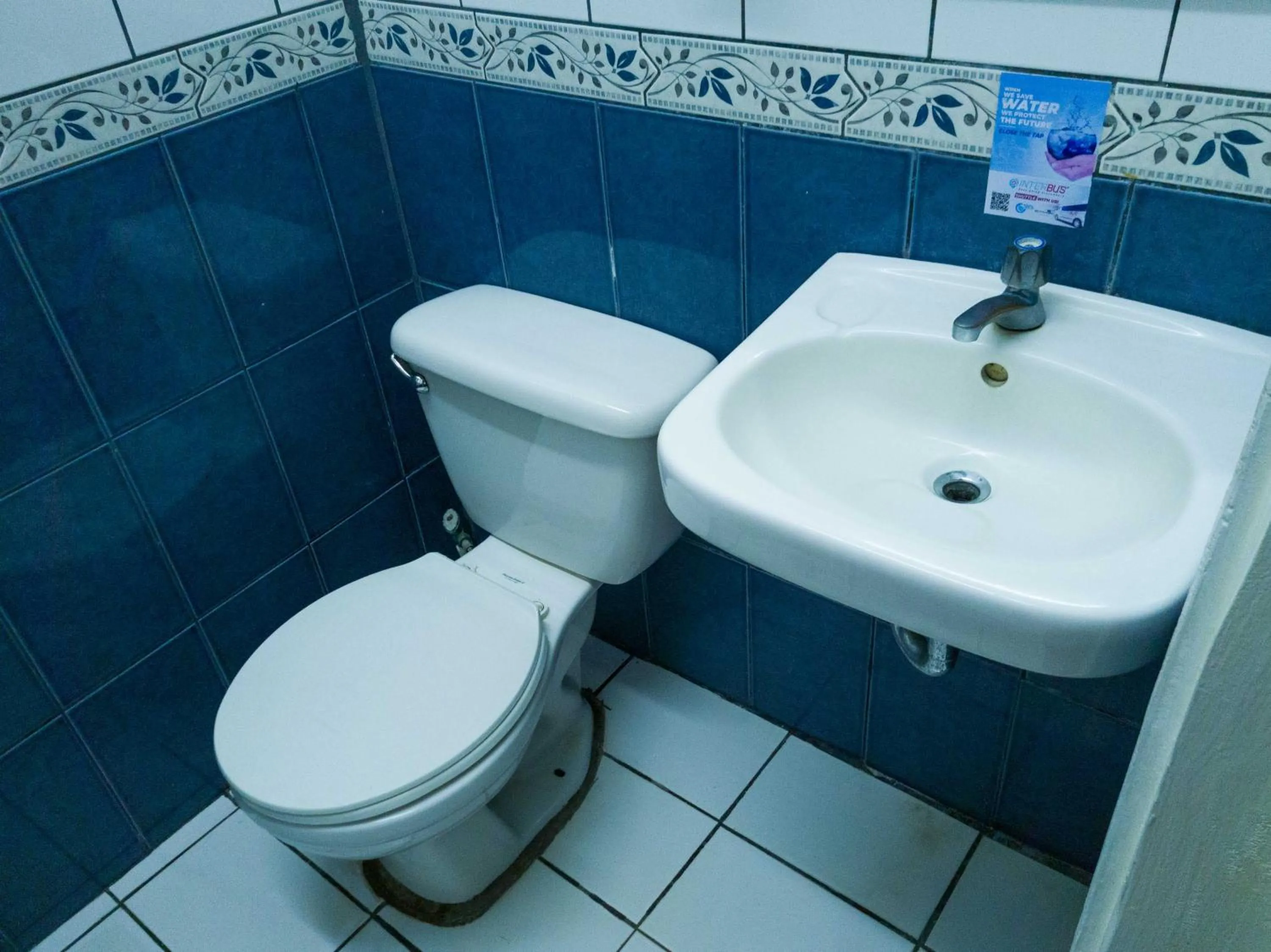 Bathroom in Gaudy's Hotel