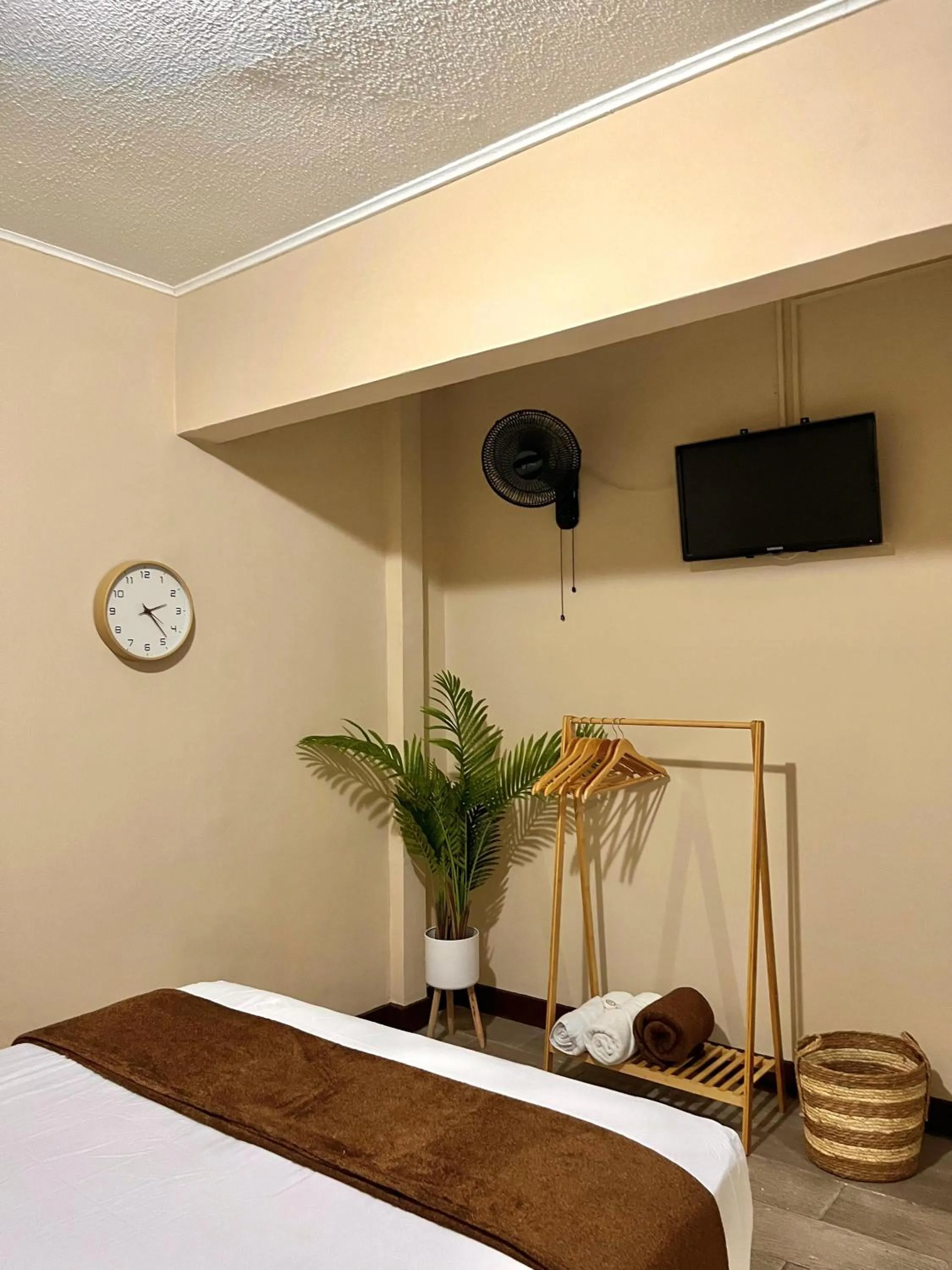 Bedroom, Bed in Gaudy's Hotel