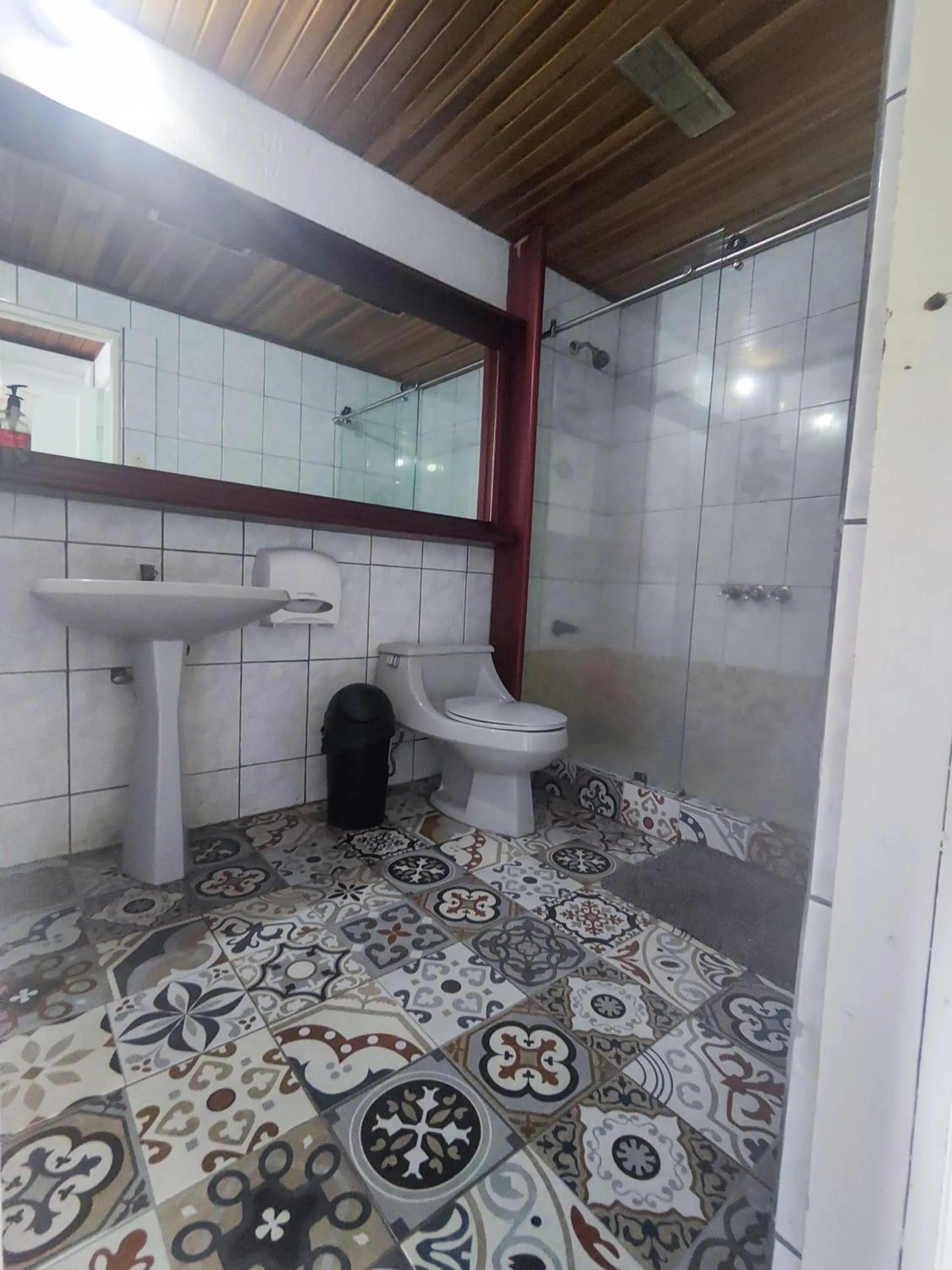 Bathroom in Gaudy's Hotel