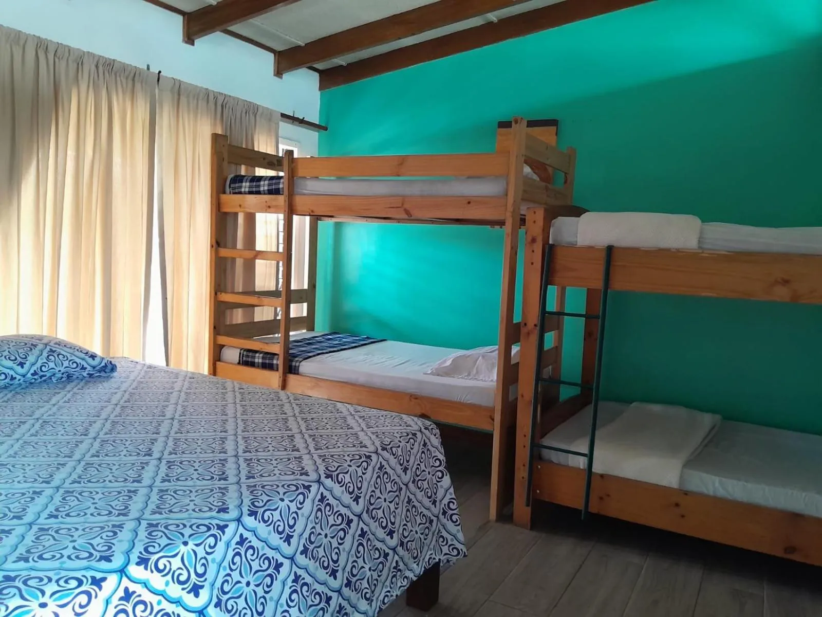 Photo of the whole room, Bed in Gaudy's Hotel