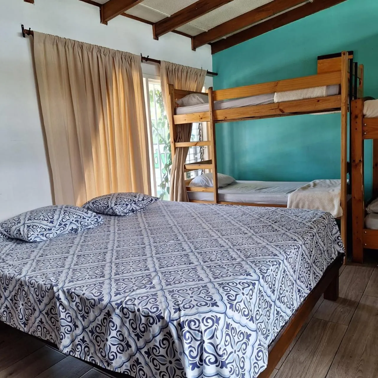 Photo of the whole room, Bed in Gaudy's Hotel