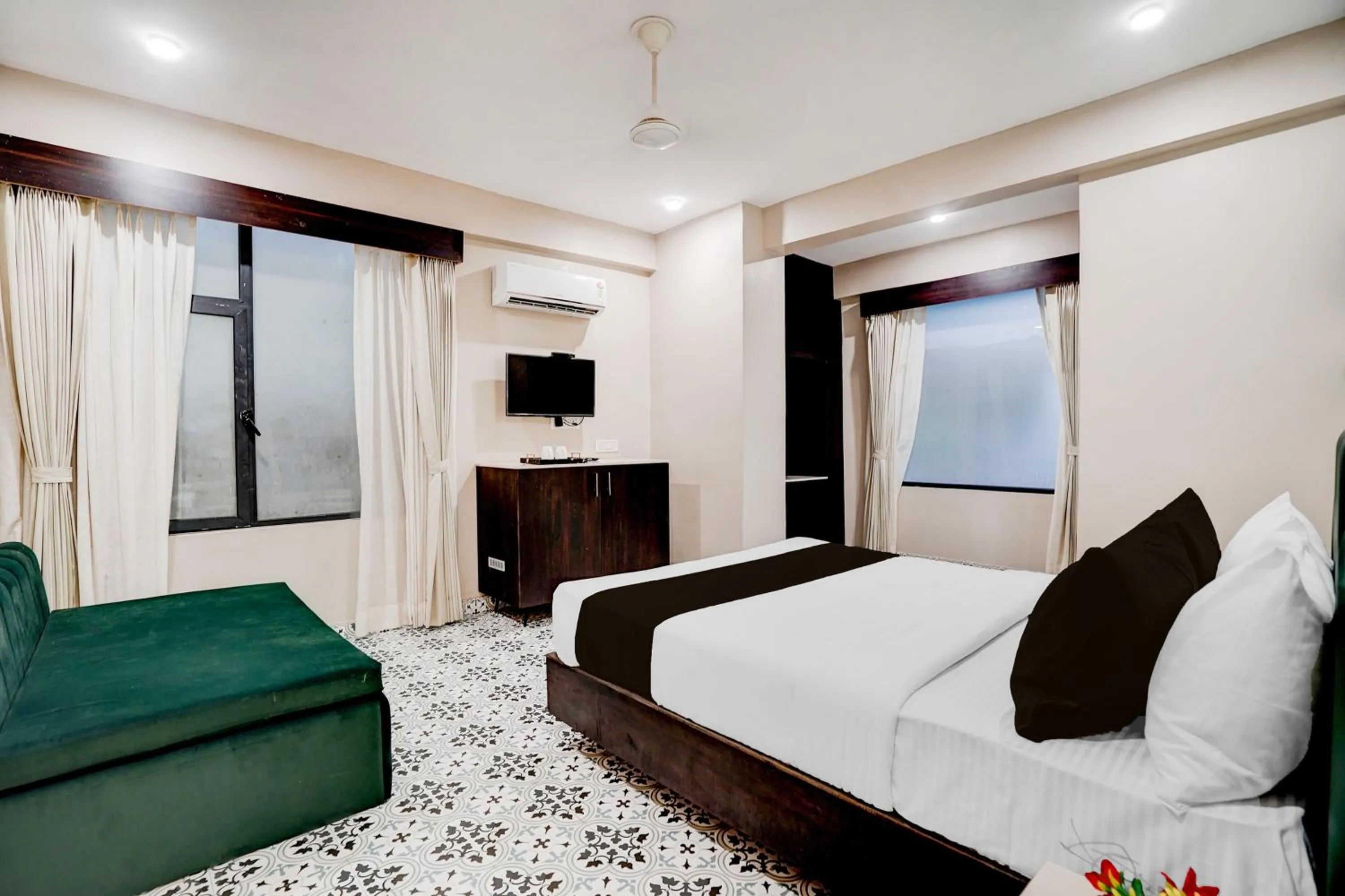 Bedroom, Bed in Townhouse Chandpole Metro Station Formerly Hotel Raghuraj Palace