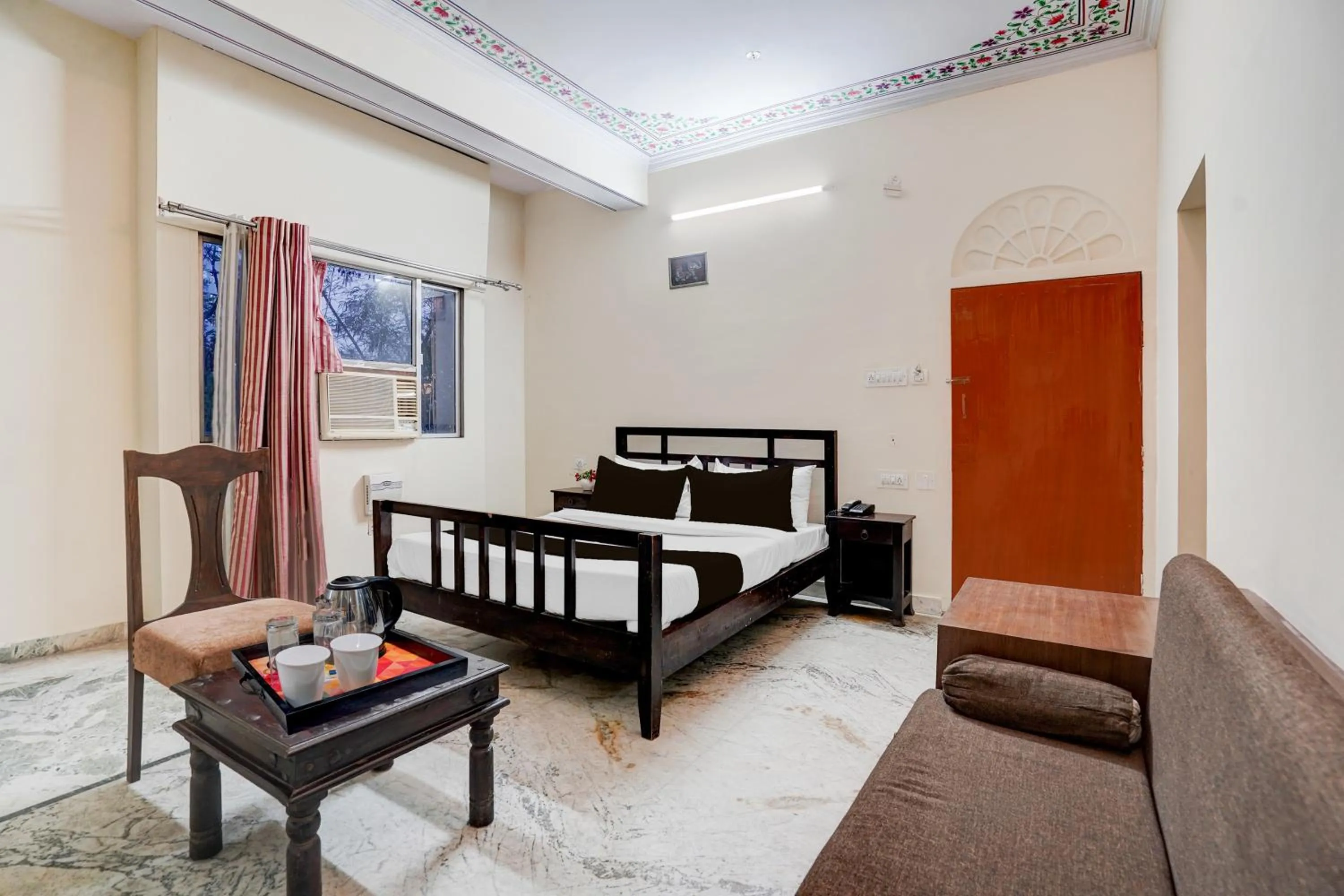 Bedroom, Bed in Townhouse Chandpole Metro Station Formerly Hotel Raghuraj Palace