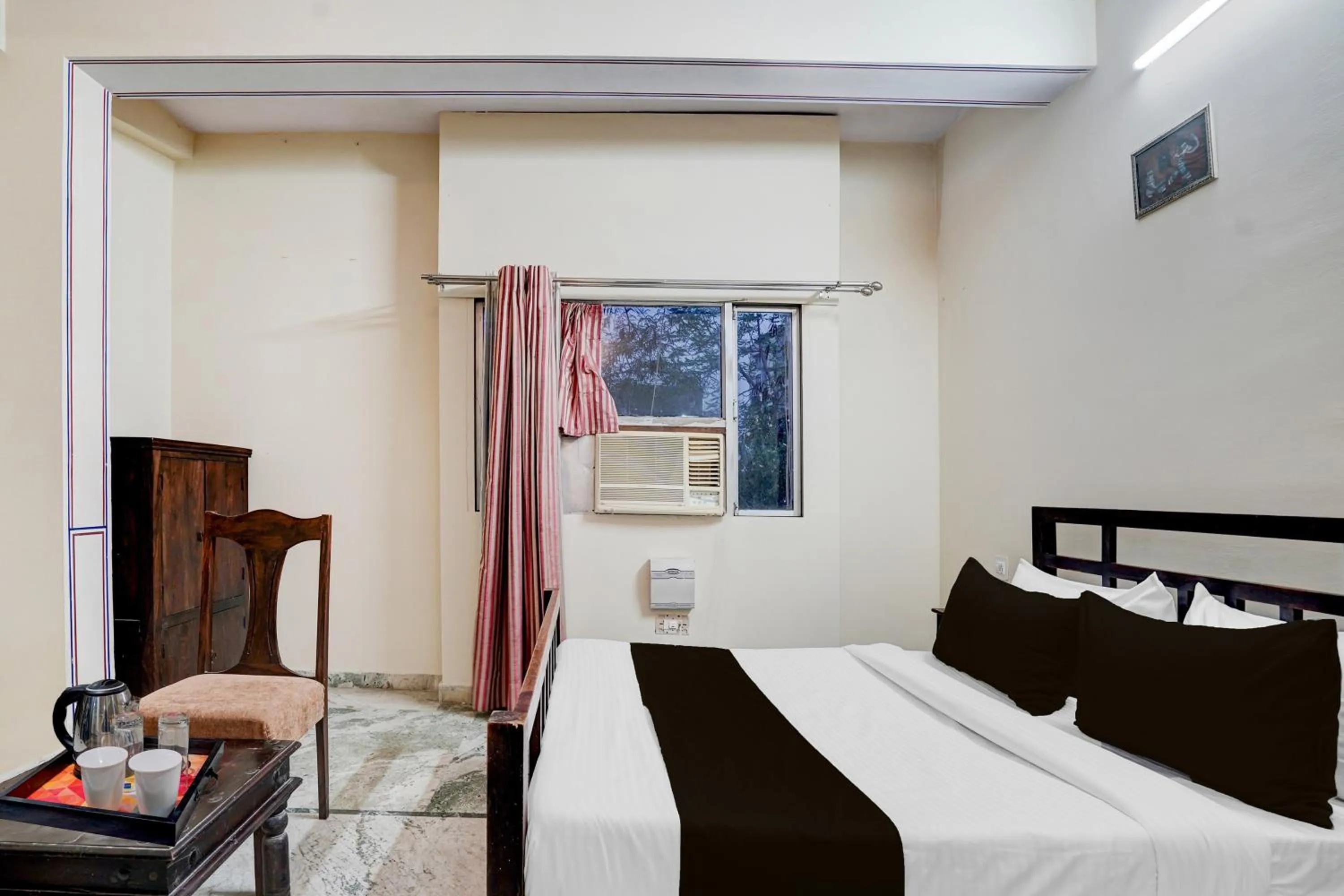 Bedroom, Bed in Townhouse Chandpole Metro Station Formerly Hotel Raghuraj Palace