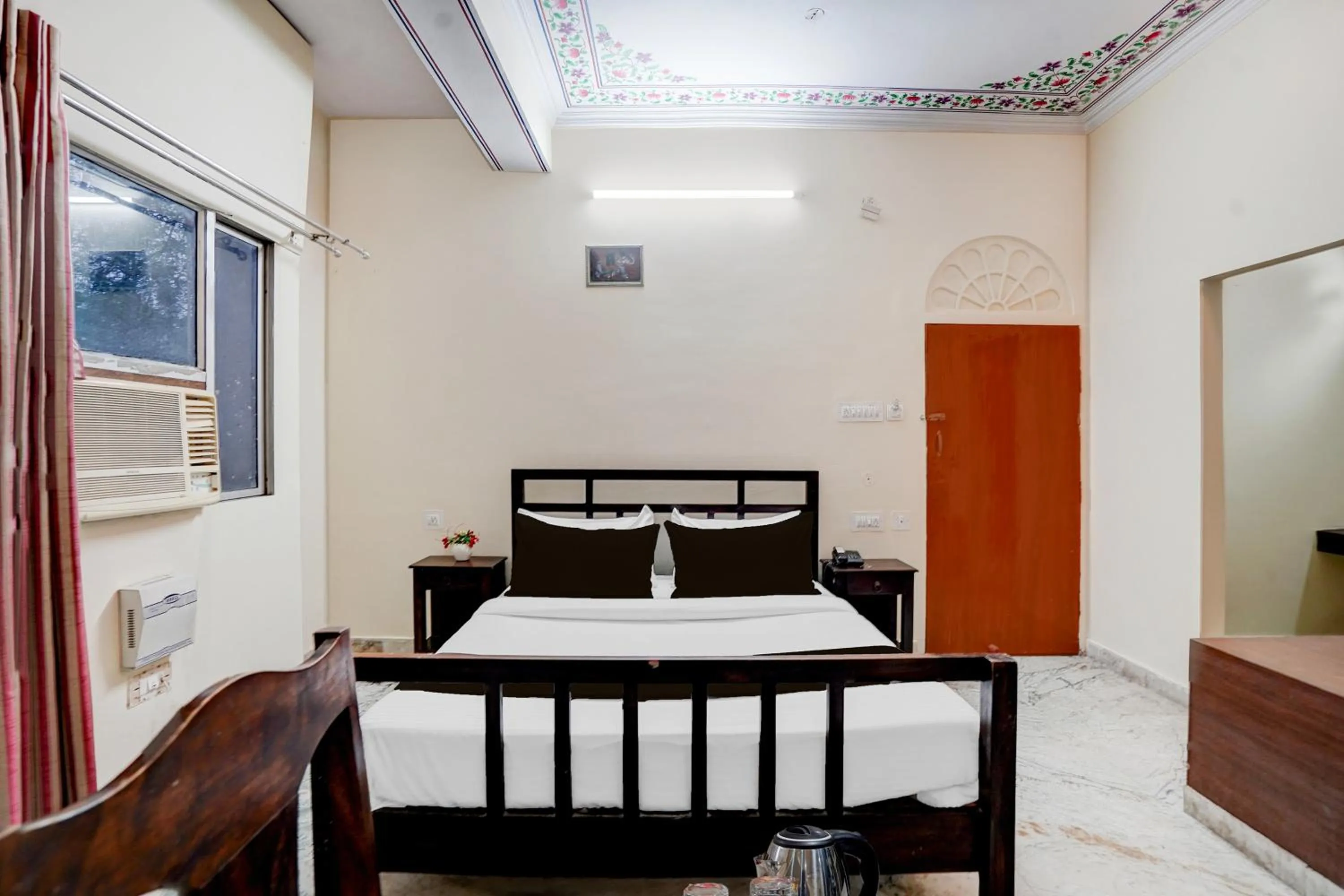 Bedroom in Townhouse Chandpole Metro Station Formerly Hotel Raghuraj Palace
