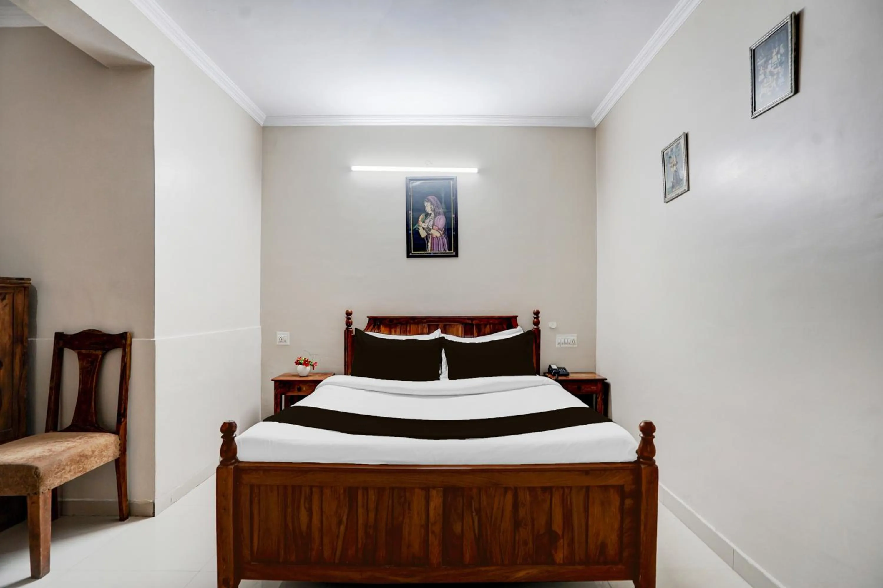 Bedroom, Bed in Townhouse Chandpole Metro Station Formerly Hotel Raghuraj Palace