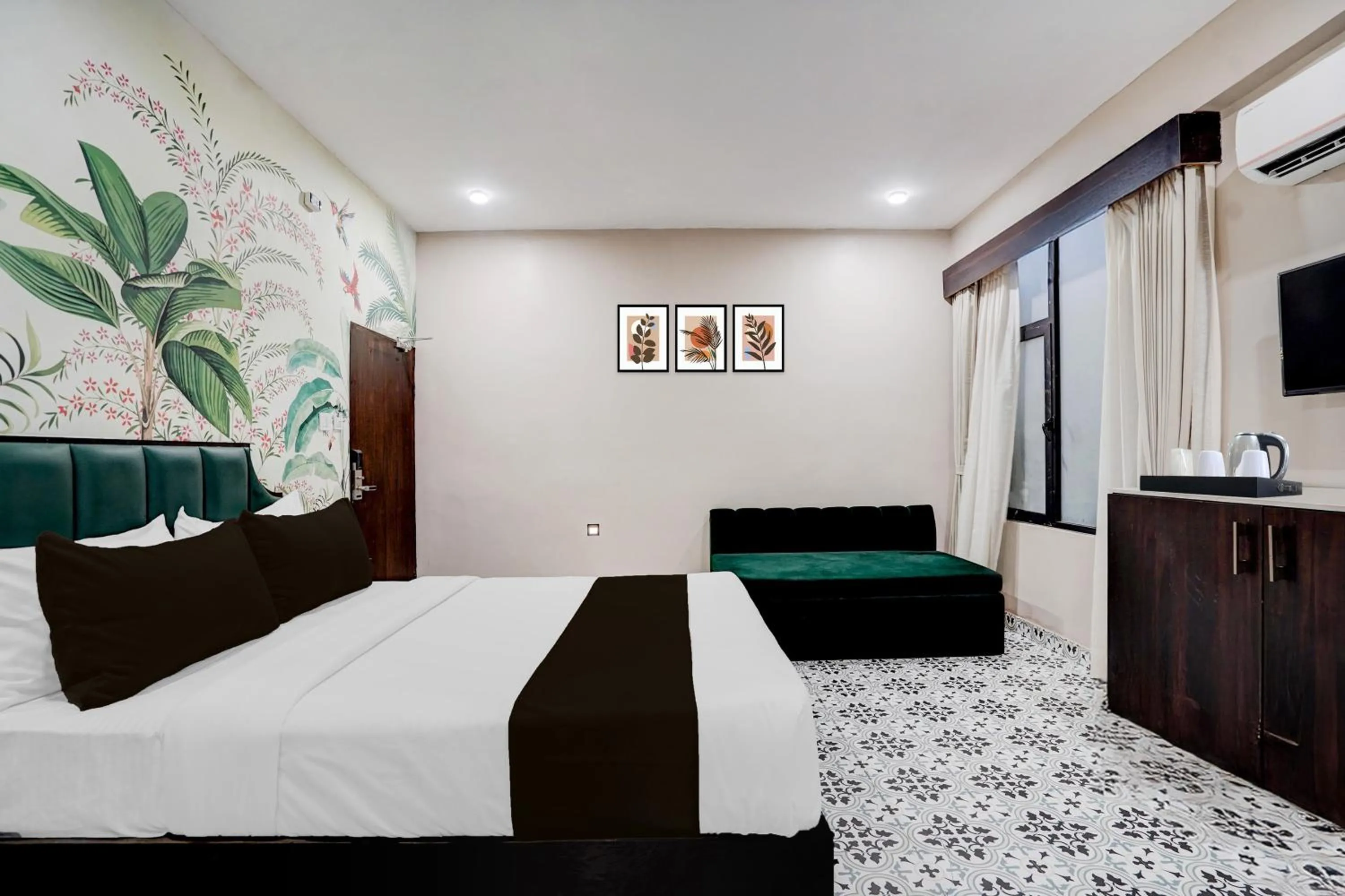 Bedroom, Bed in Townhouse Chandpole Metro Station Formerly Hotel Raghuraj Palace