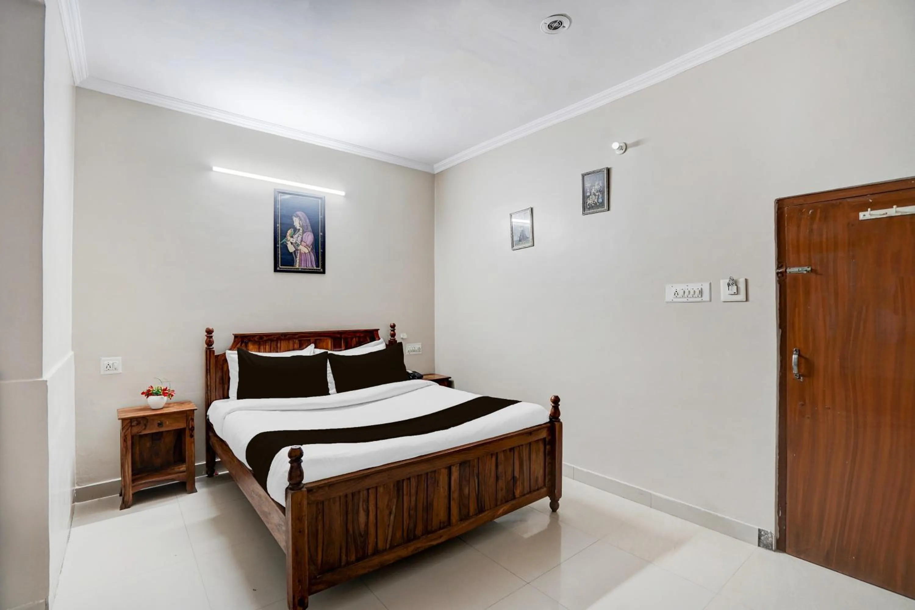 Bedroom, Bed in Townhouse Chandpole Metro Station Formerly Hotel Raghuraj Palace