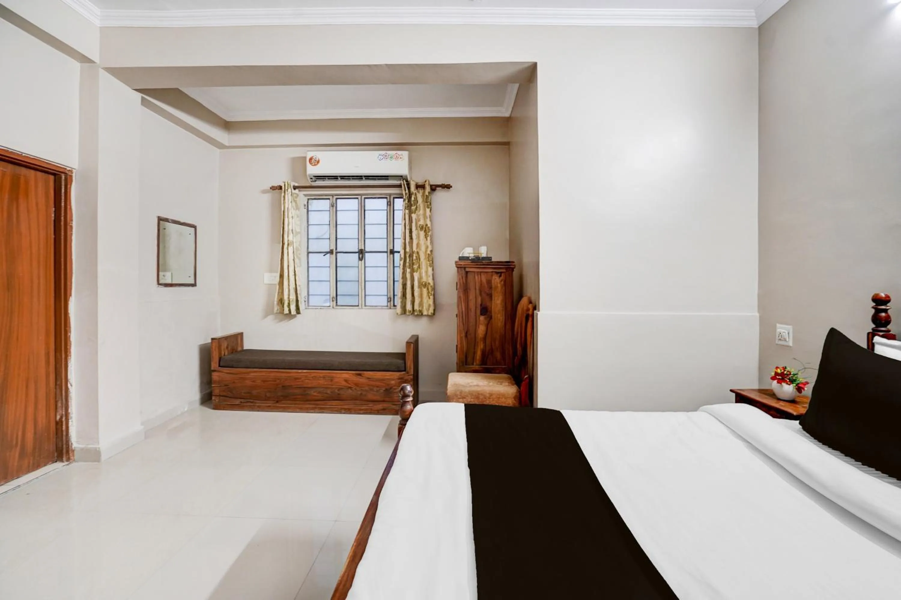 Bedroom, Bed in Townhouse Chandpole Metro Station Formerly Hotel Raghuraj Palace