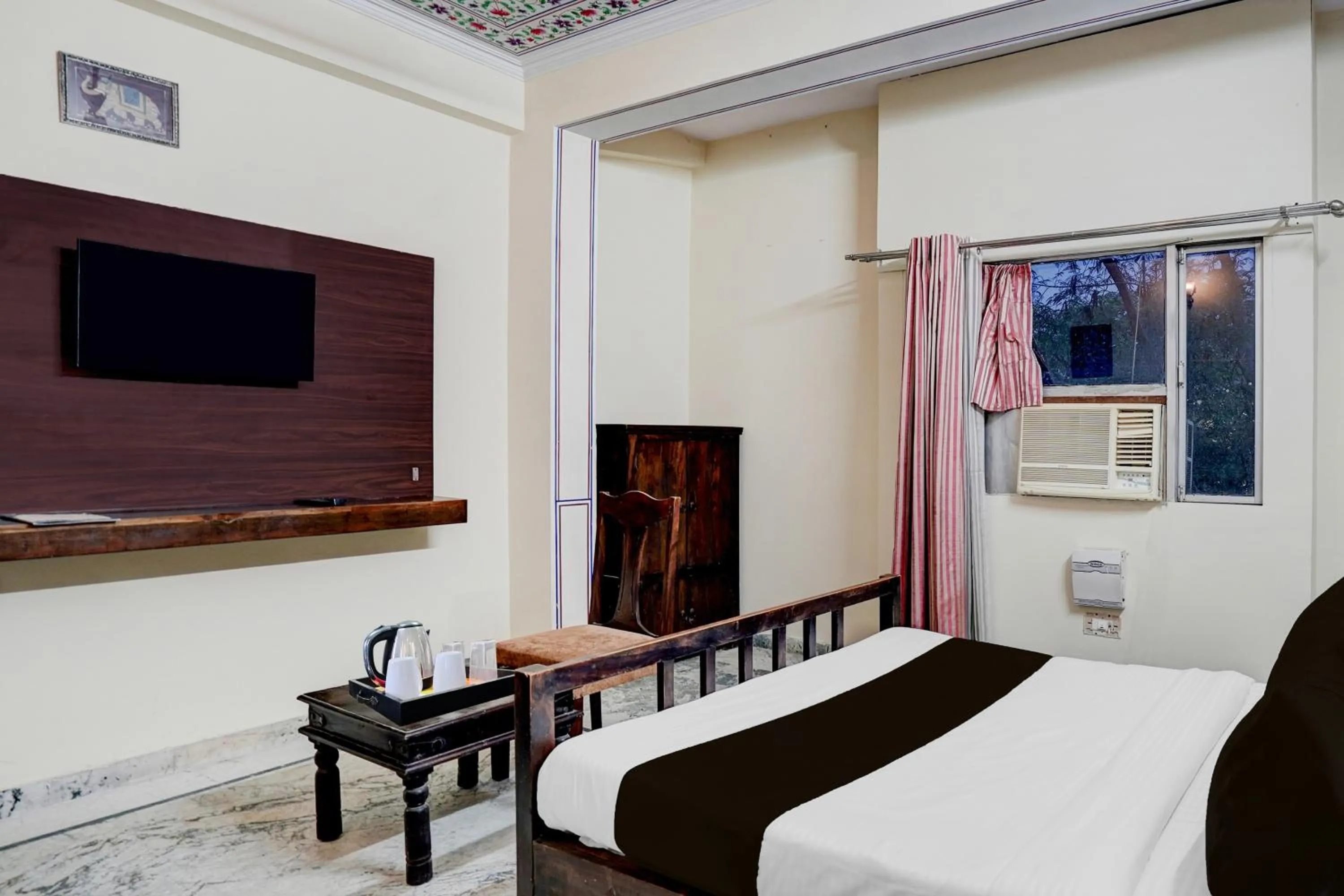 Bedroom, Bed in Townhouse Chandpole Metro Station Formerly Hotel Raghuraj Palace