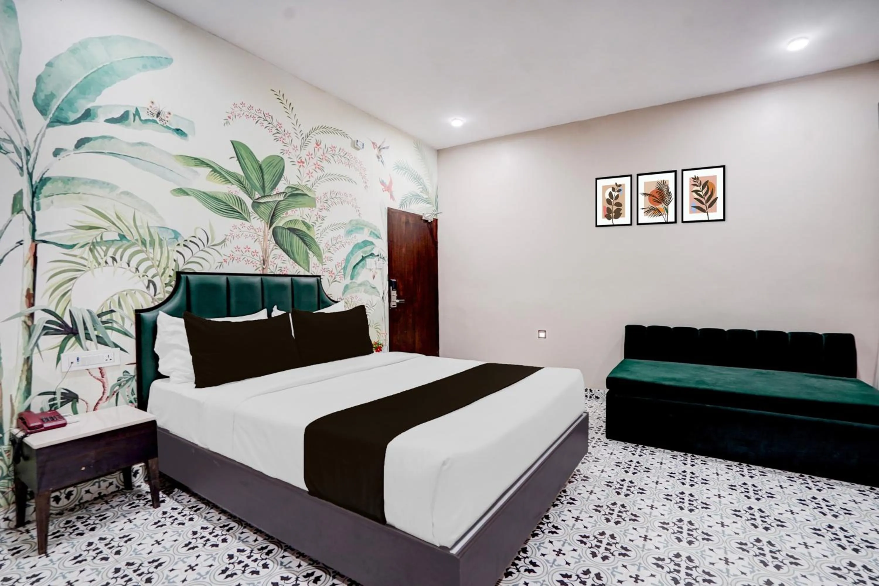 Bedroom, Bed in Townhouse Chandpole Metro Station Formerly Hotel Raghuraj Palace