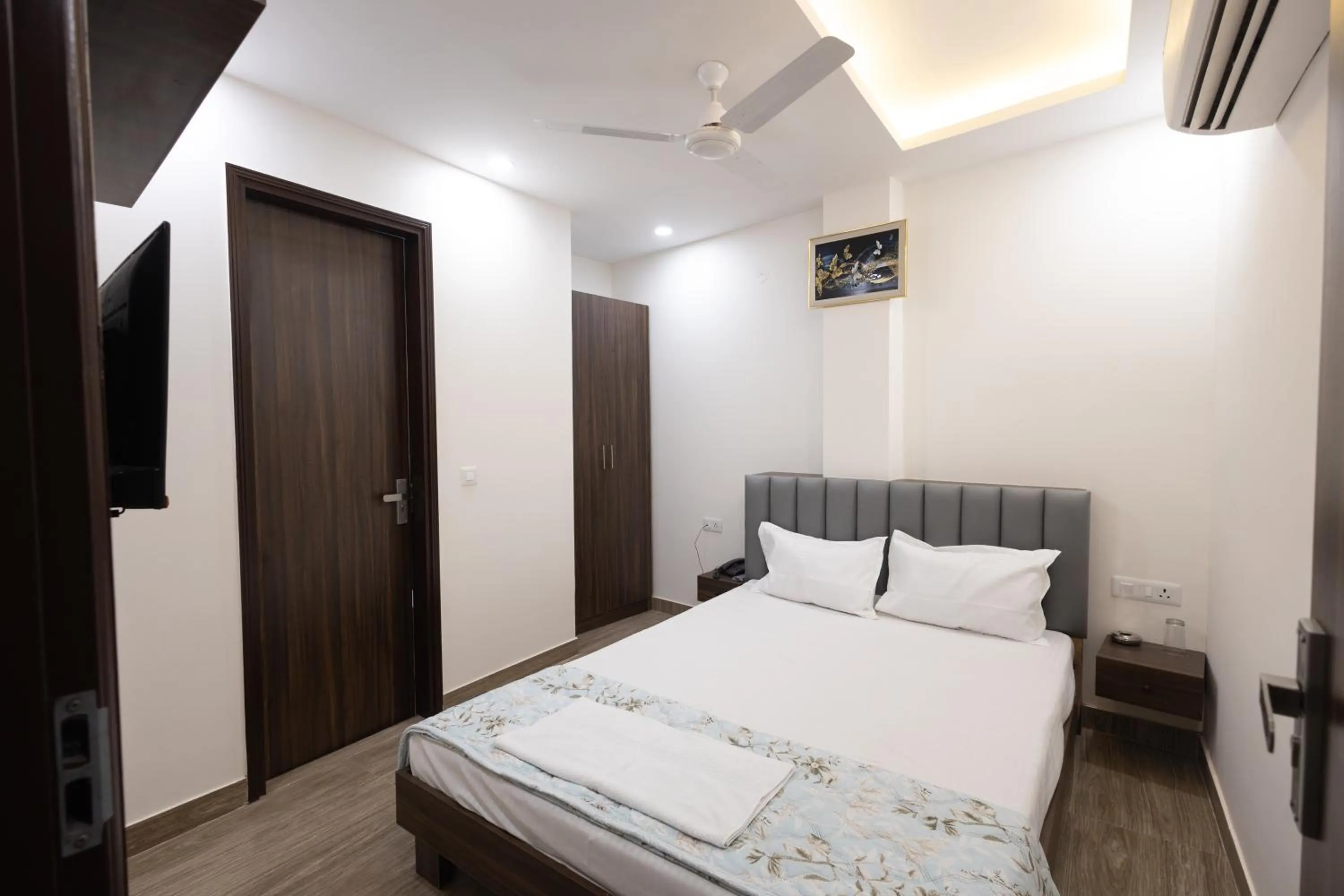 Photo of the whole room in Hotel Sunrise Ecostay