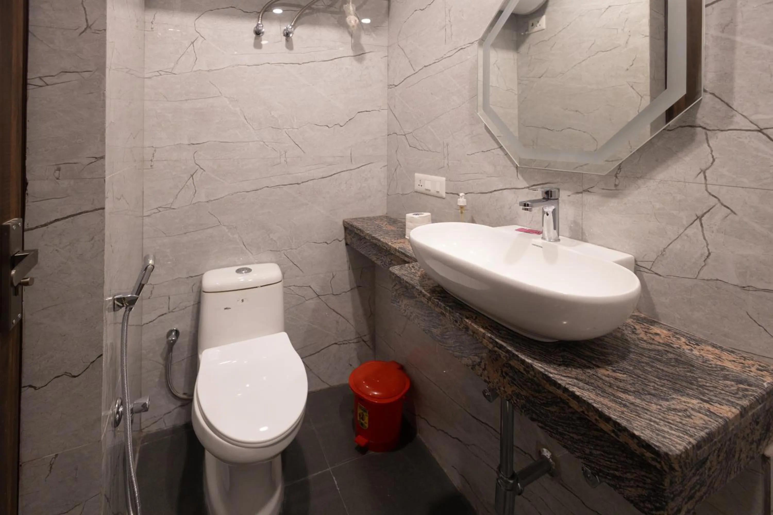 Toilet in Hotel Sunrise Ecostay