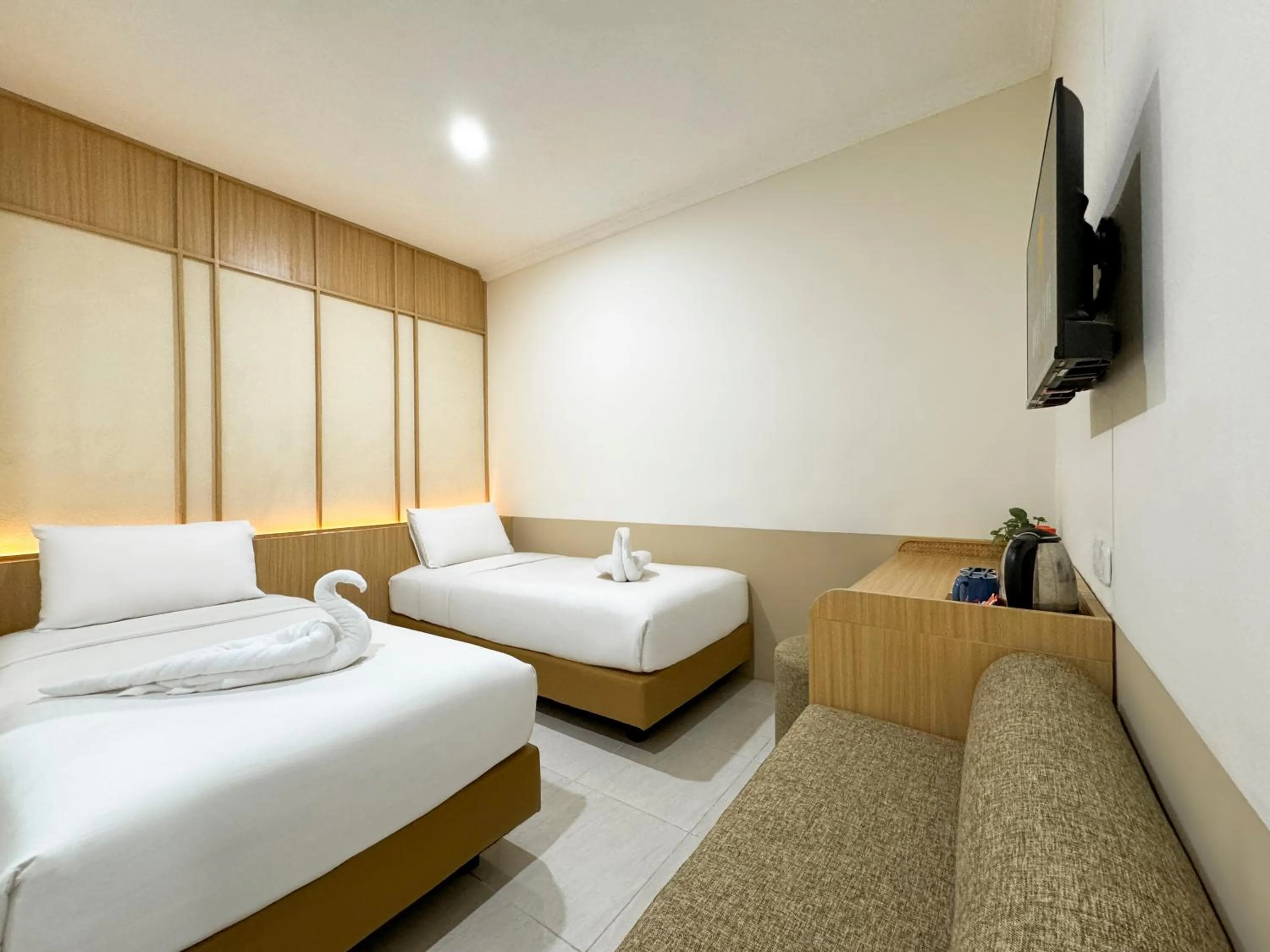 Bedroom, Bed in Masri Living by Daphna Management