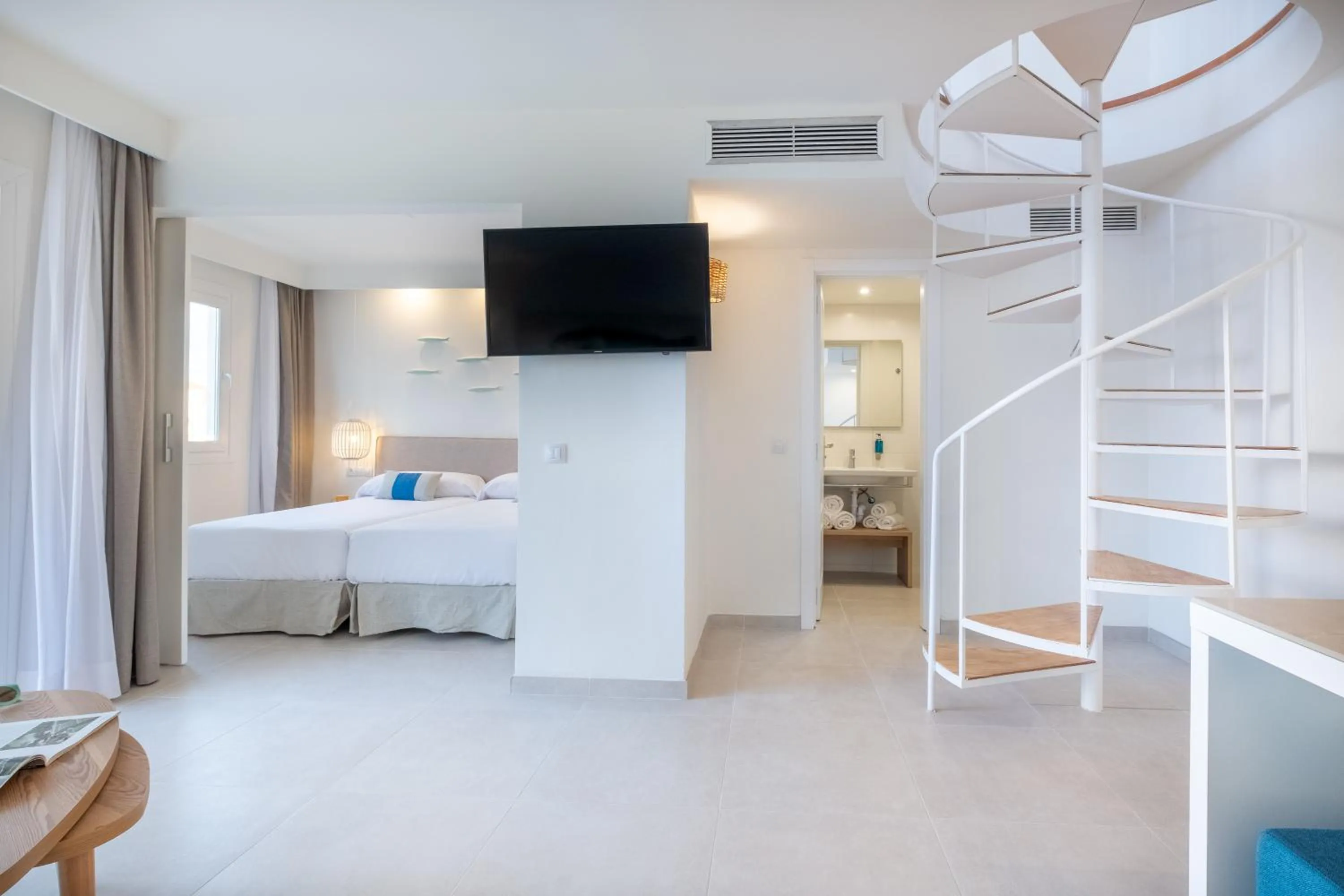 Living room, Bed in FERGUS Style Carema Beach