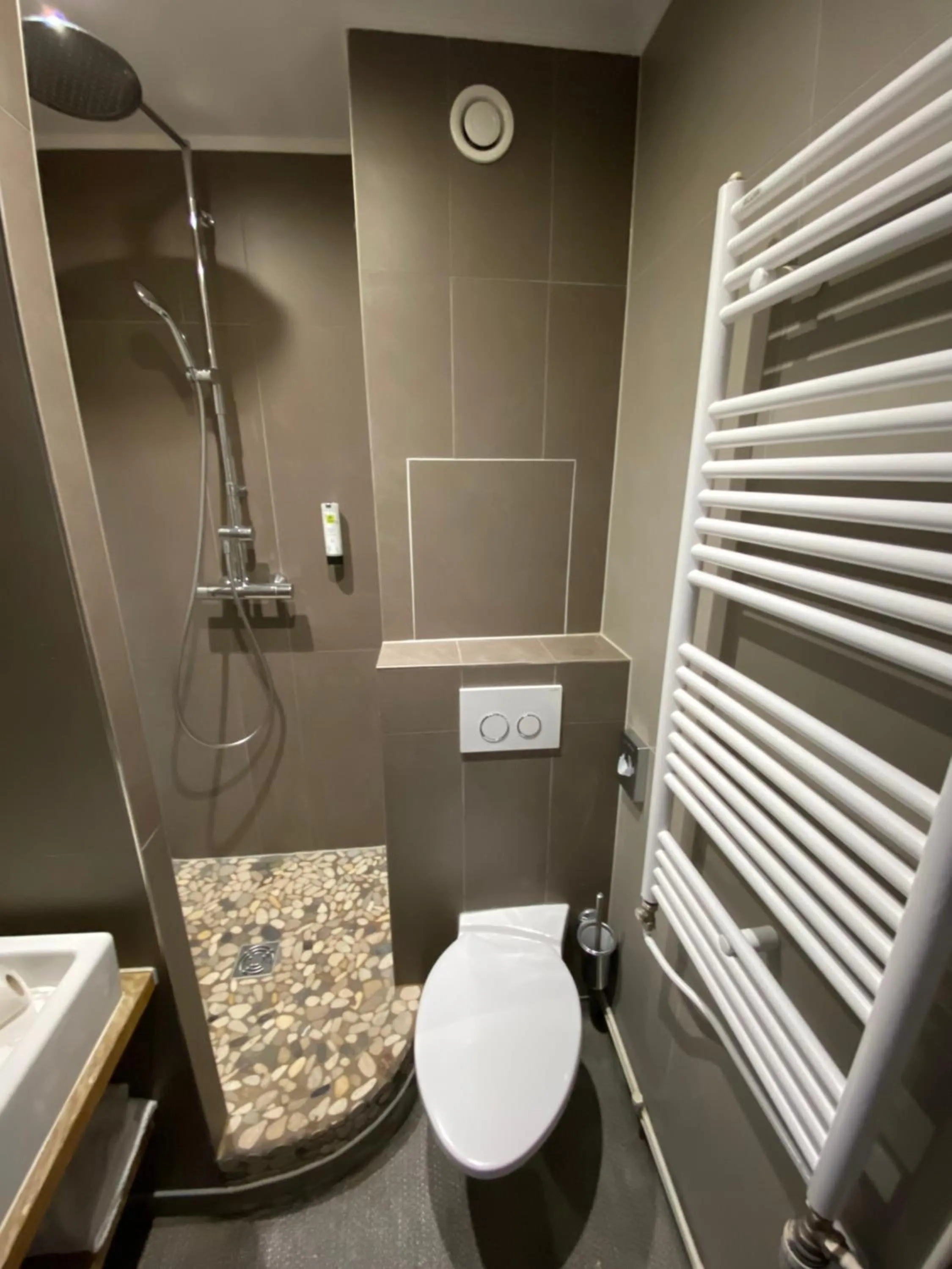 Shower in Enzo Hôtels - ST Eloy Metz Amneville By Kyriad Direct