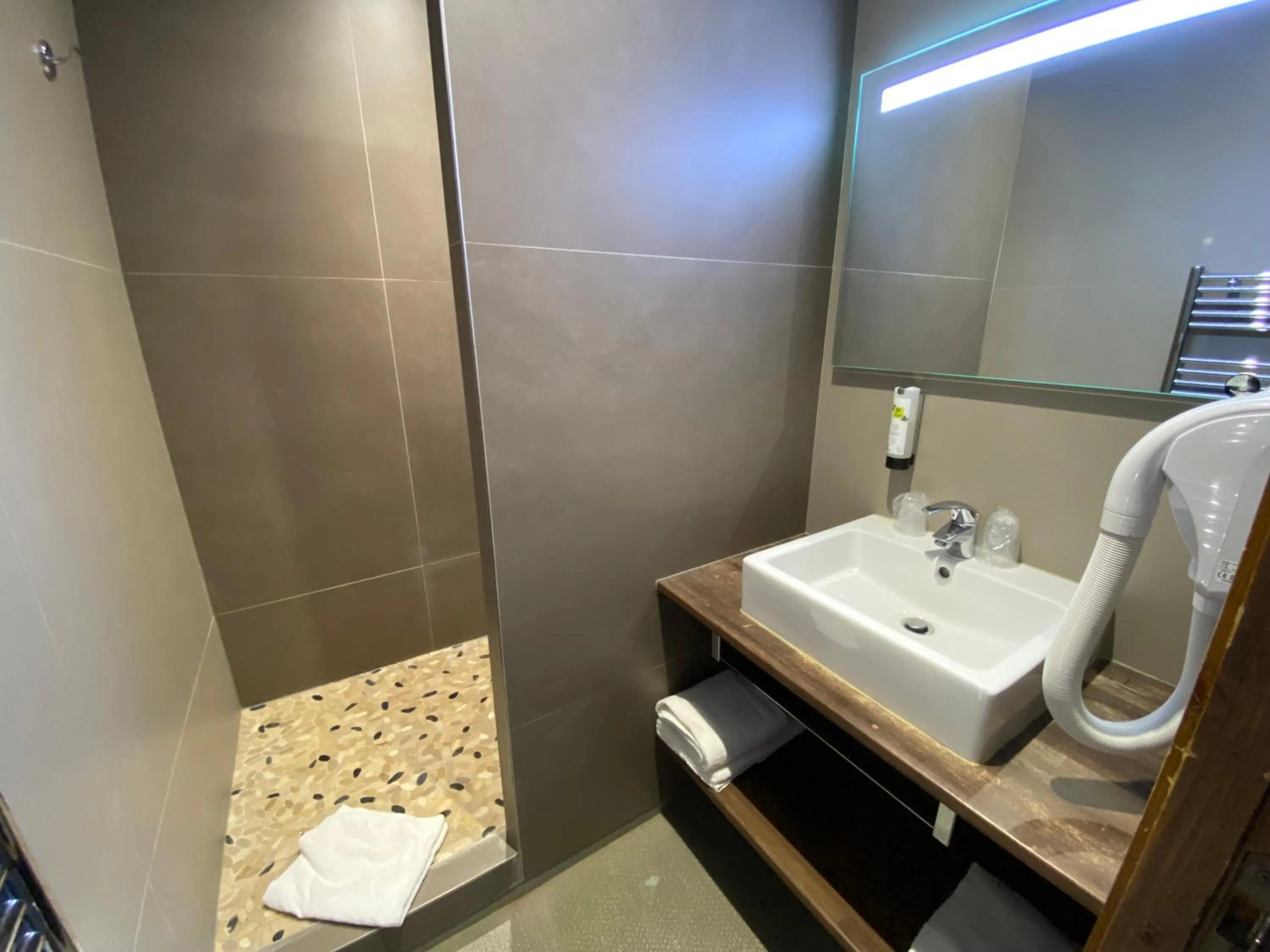 Bathroom in Enzo Hôtels - ST Eloy Metz Amneville By Kyriad Direct