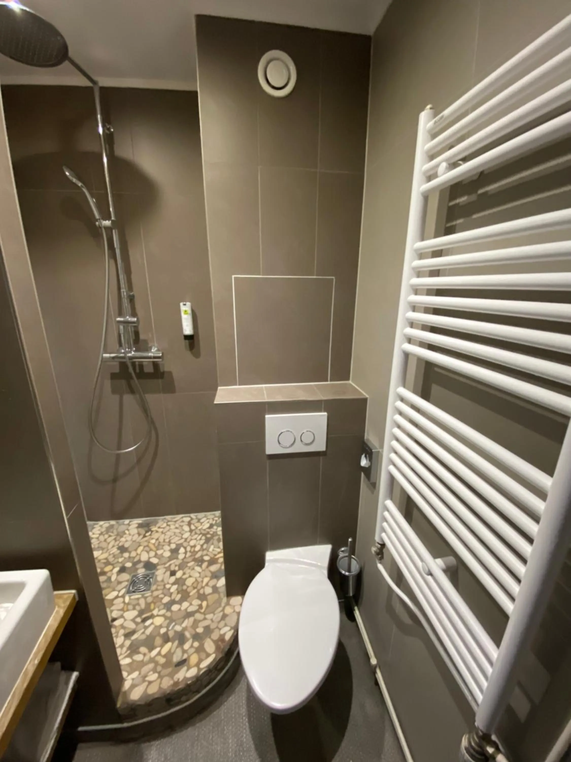 Shower in Enzo Hôtels - ST Eloy Metz Amneville By Kyriad Direct