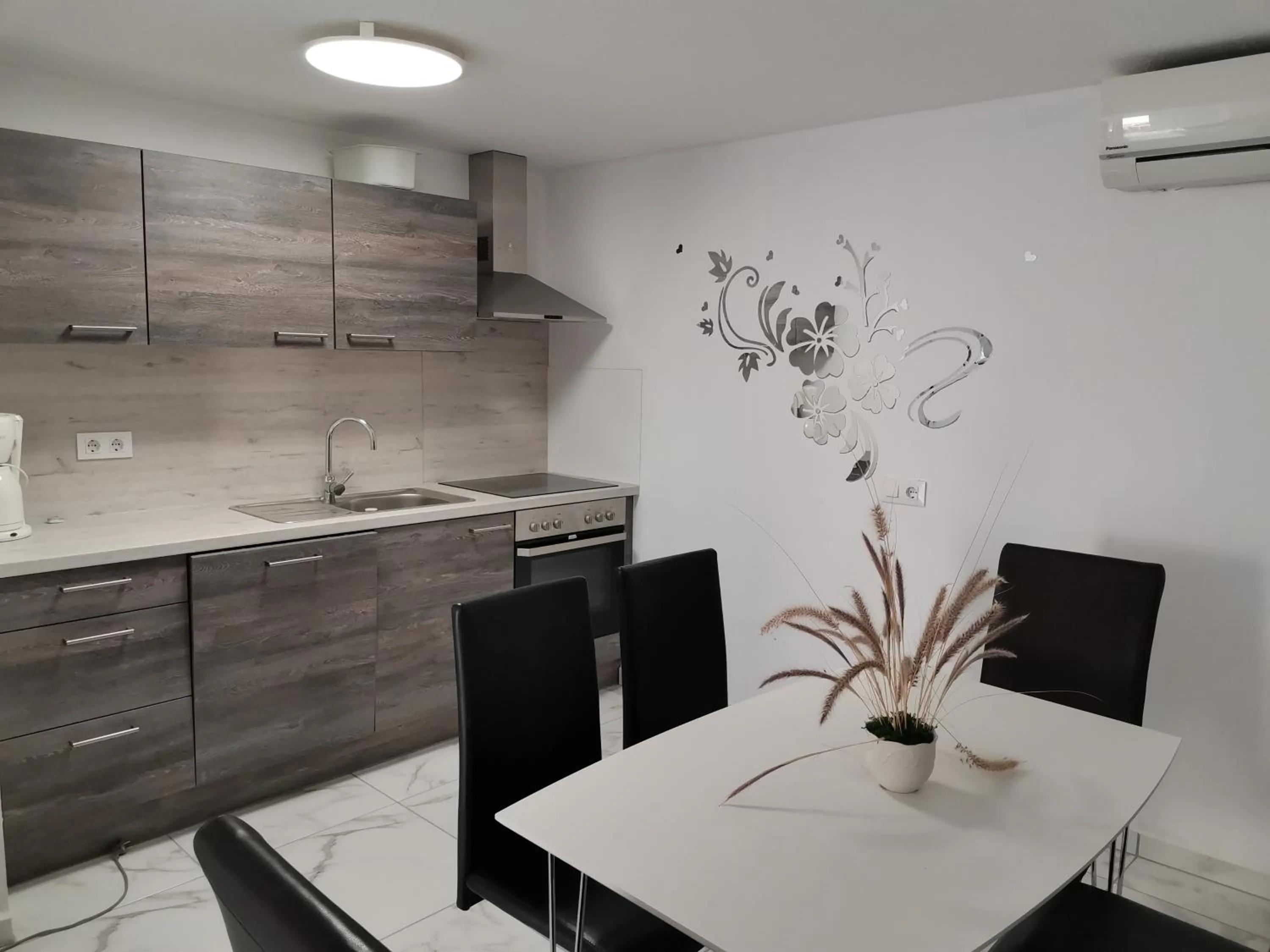 Kitchen or kitchenette in Villa Romeo